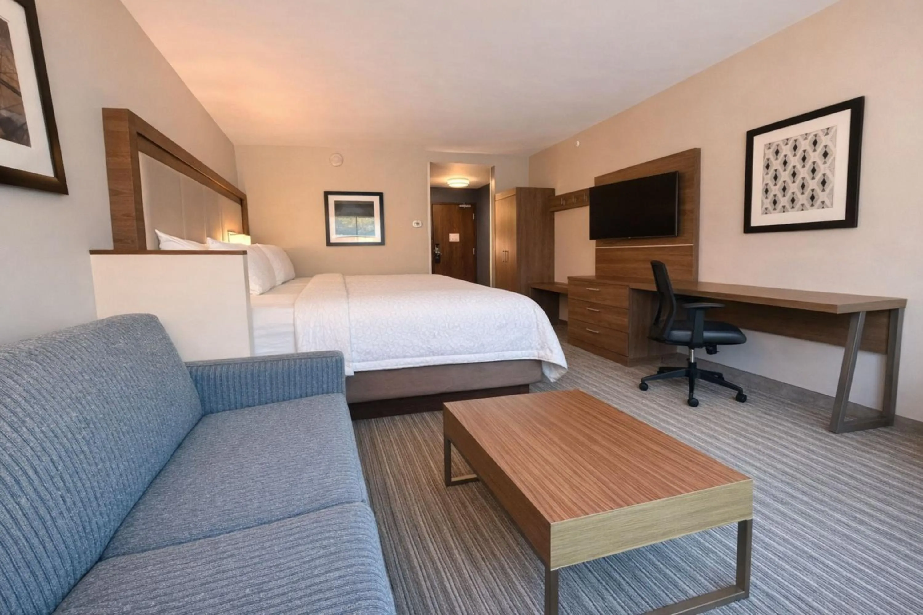 Bedroom, Bed in Holiday Inn Express & Suites Charlotte - Ballantyne by IHG