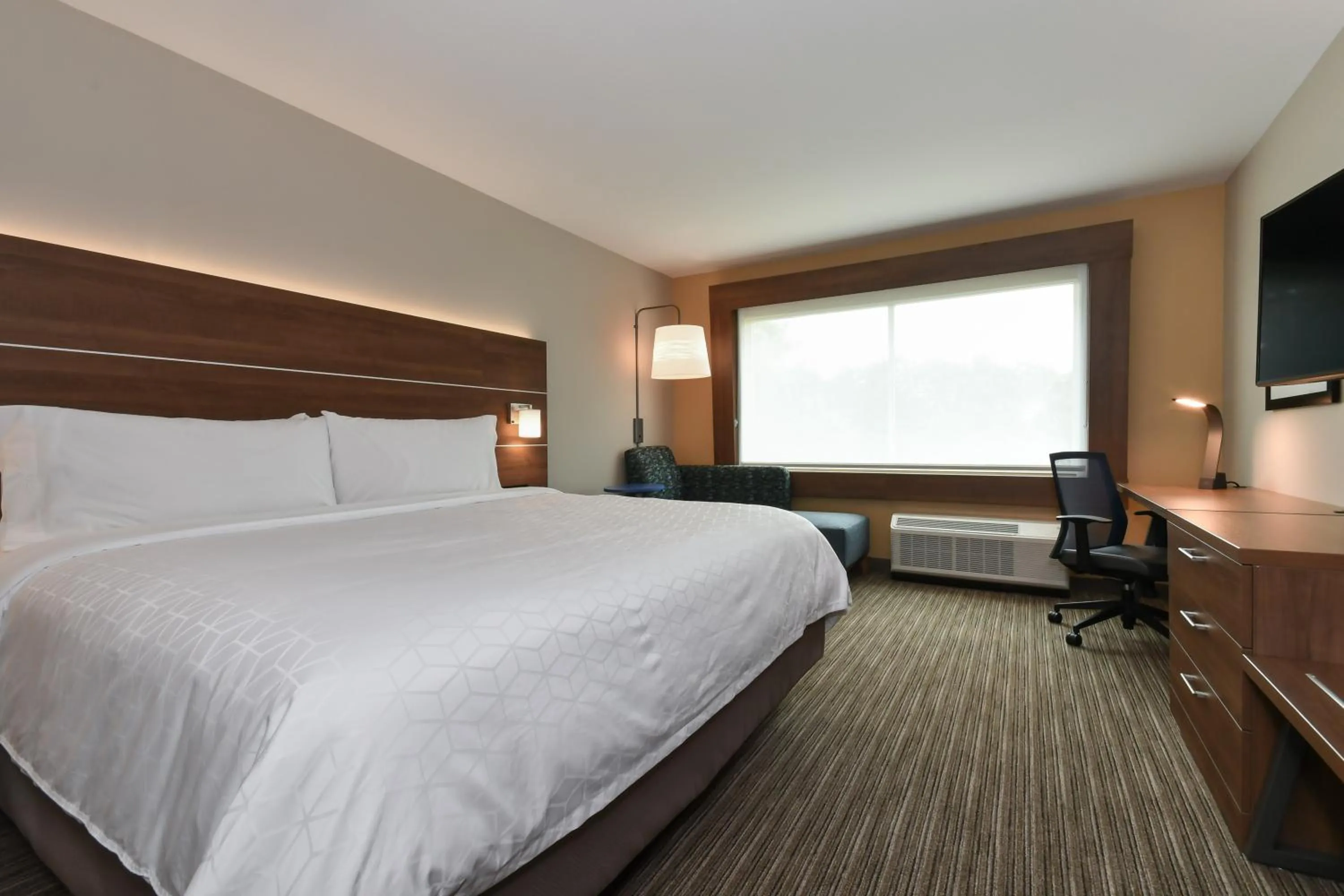 Bedroom, Bed in Holiday Inn Express & Suites Charlotte - Ballantyne by IHG