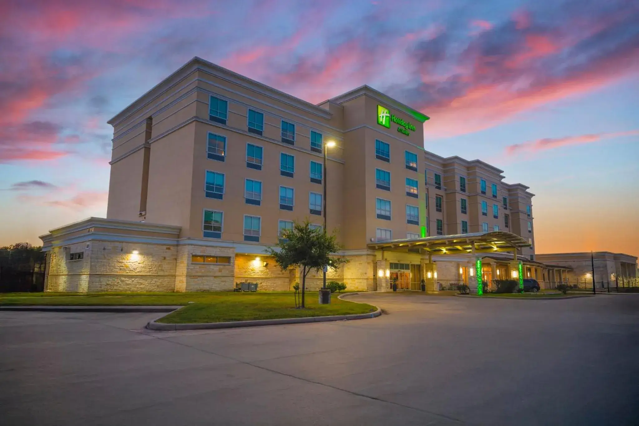 Property building in Holiday Inn & Suites Houston NW - Willowbrook by IHG Property building in Holiday Inn & Suites Houston NW - Willowbrook by IHG