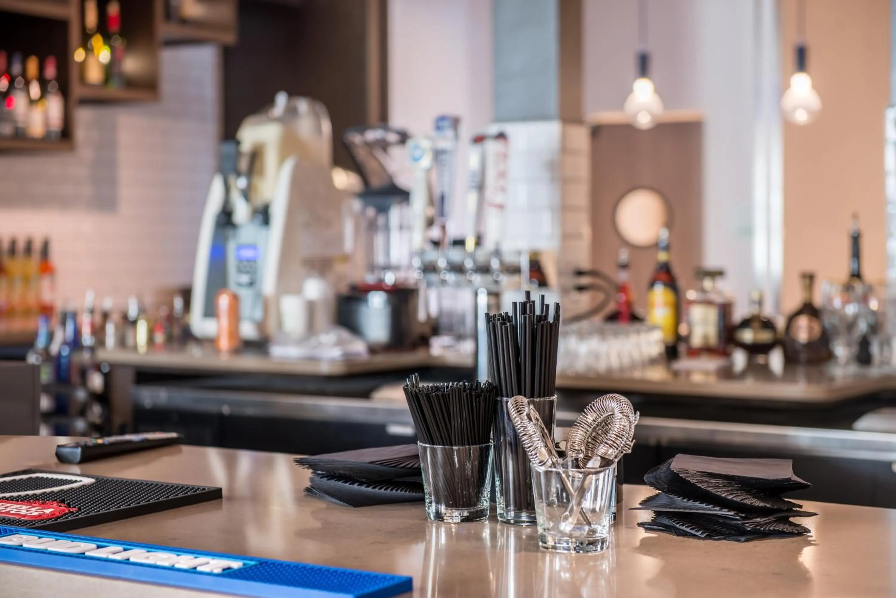 Lounge or bar in Holiday Inn Joplin by IHG