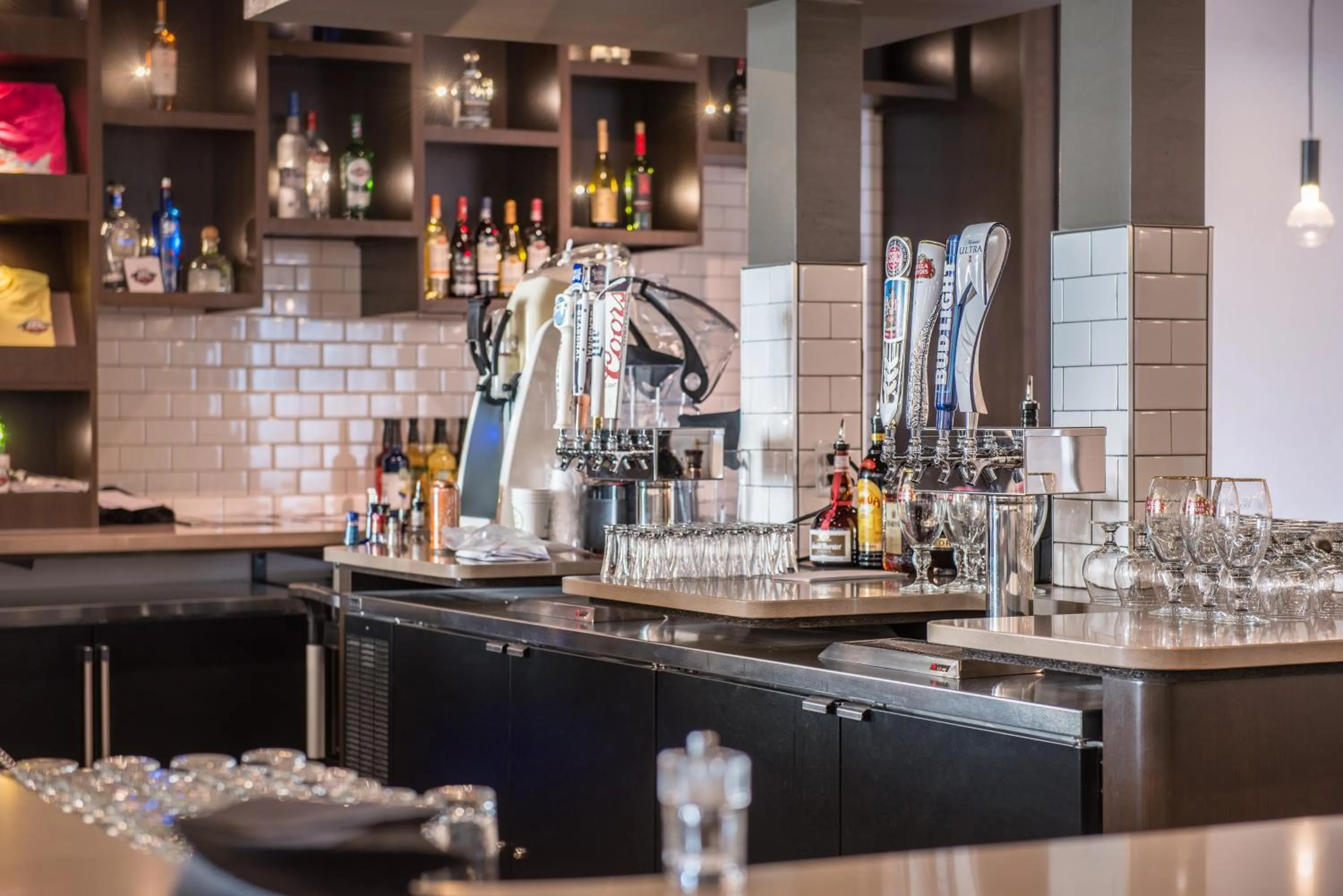 Lounge or bar in Holiday Inn Joplin by IHG