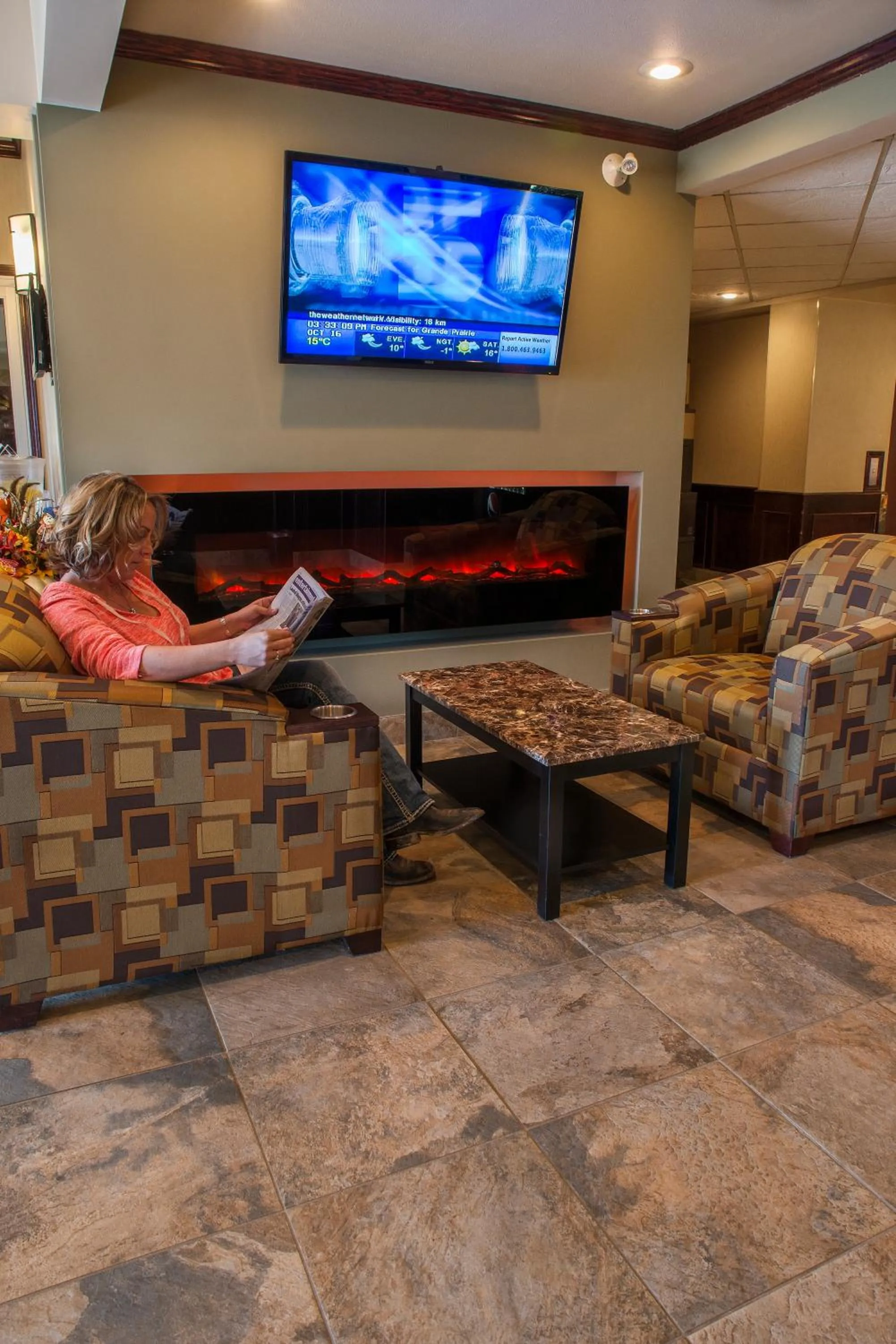 Communal lounge/ TV room in Service Plus Inns and Suites