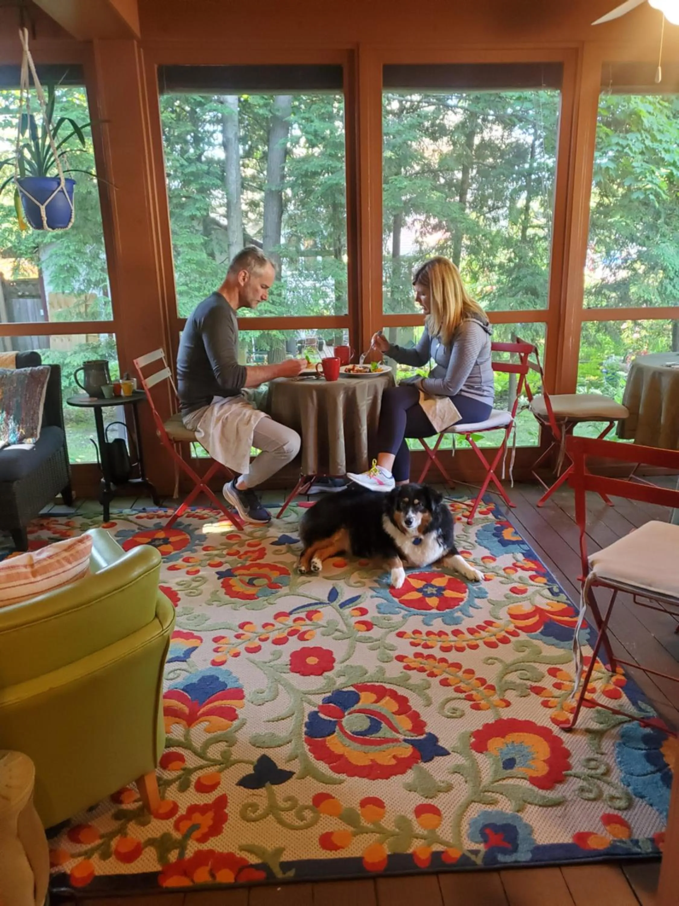 Property building in Twin Oaks Inn