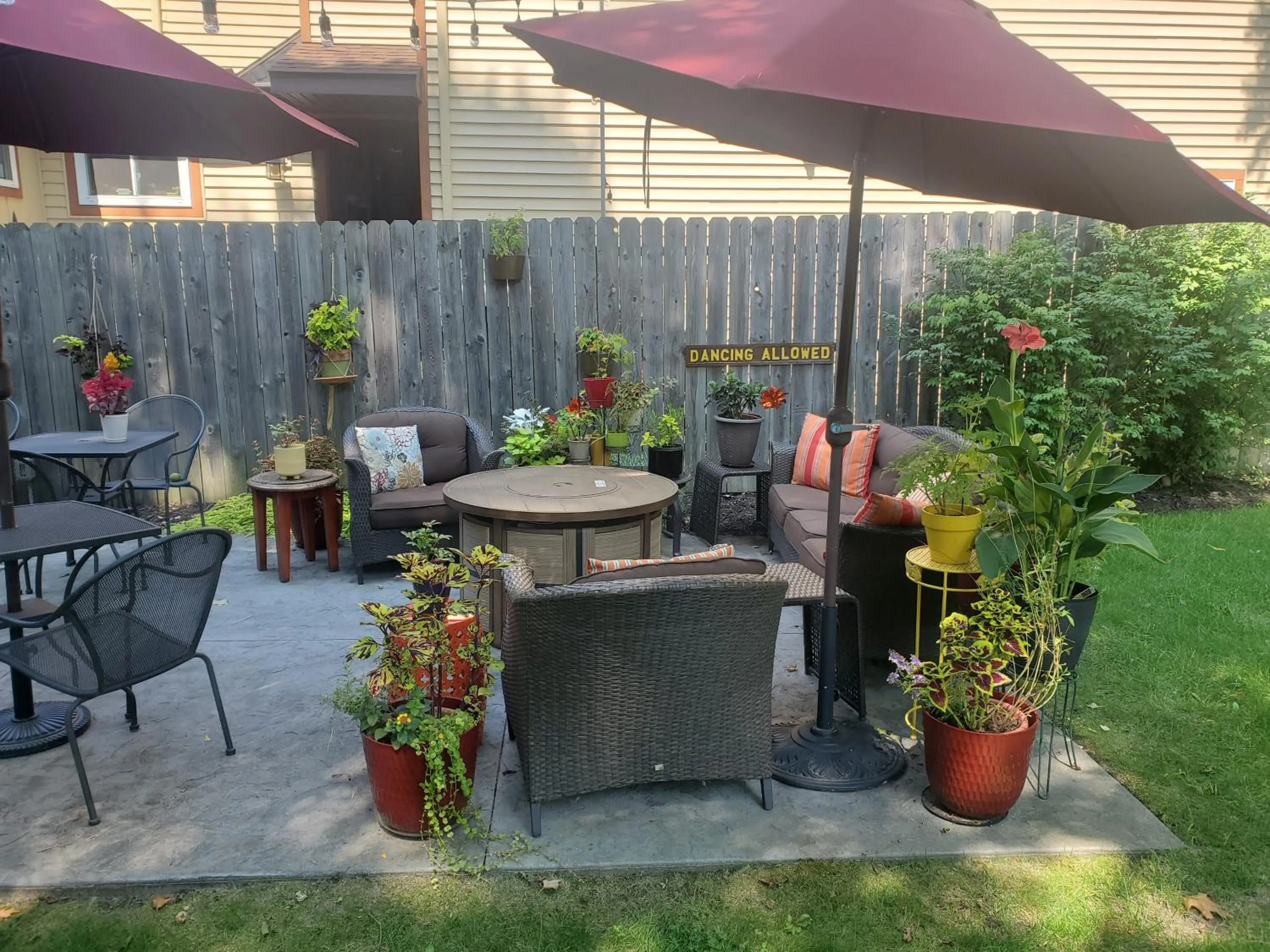 Property building in Twin Oaks Inn