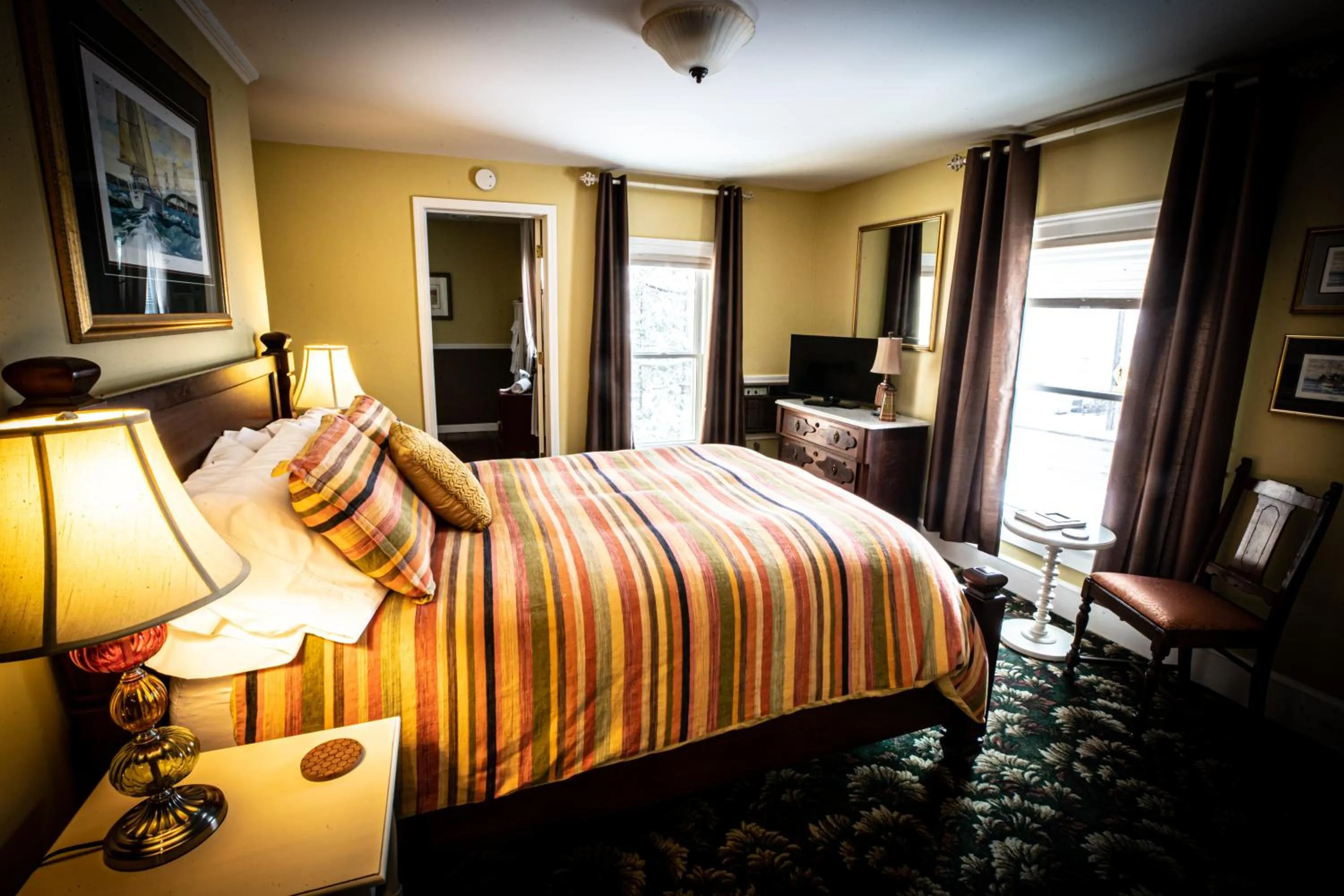 Bedroom, Bed in Twin Oaks Inn