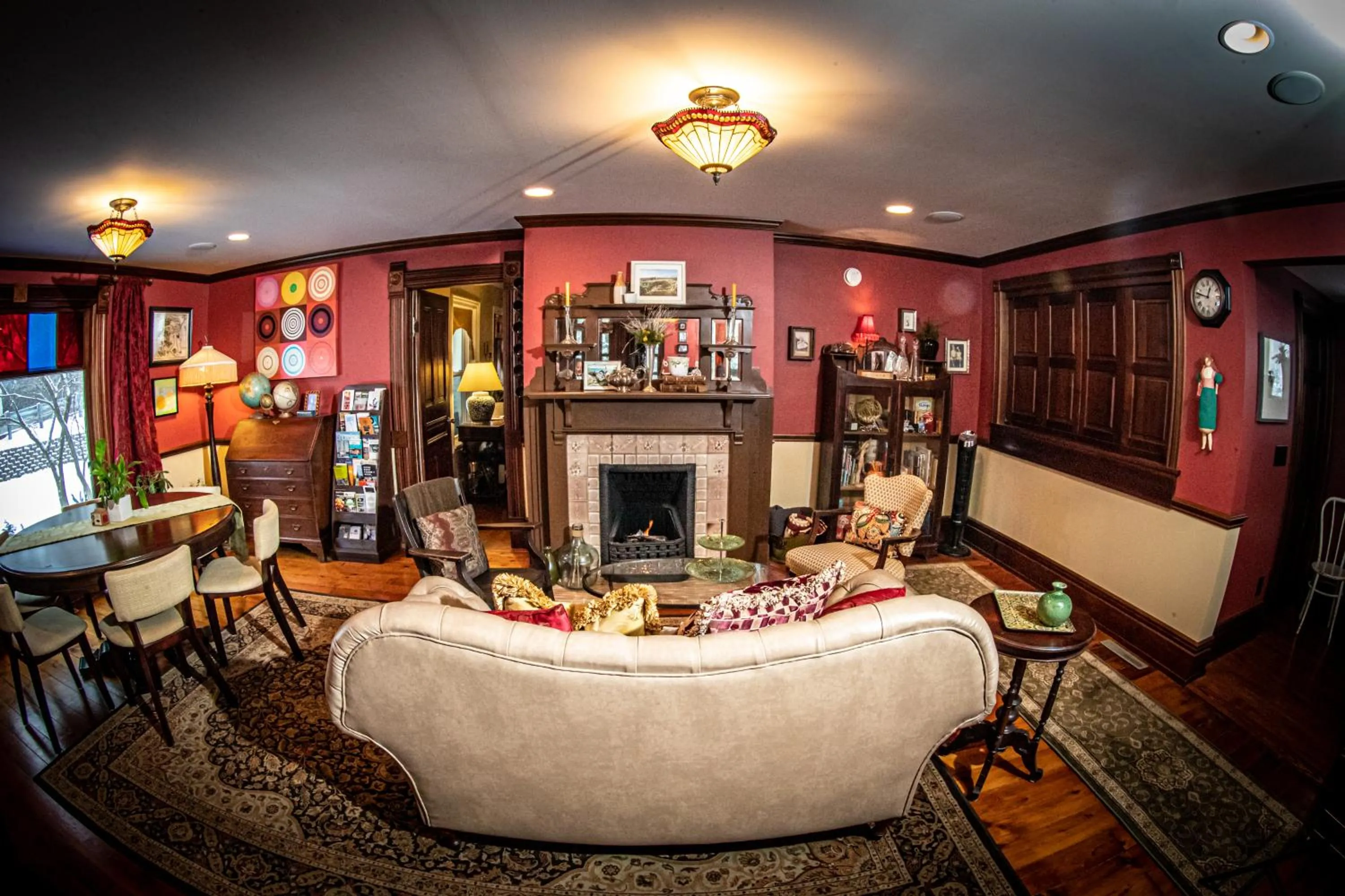 Property building in Twin Oaks Inn