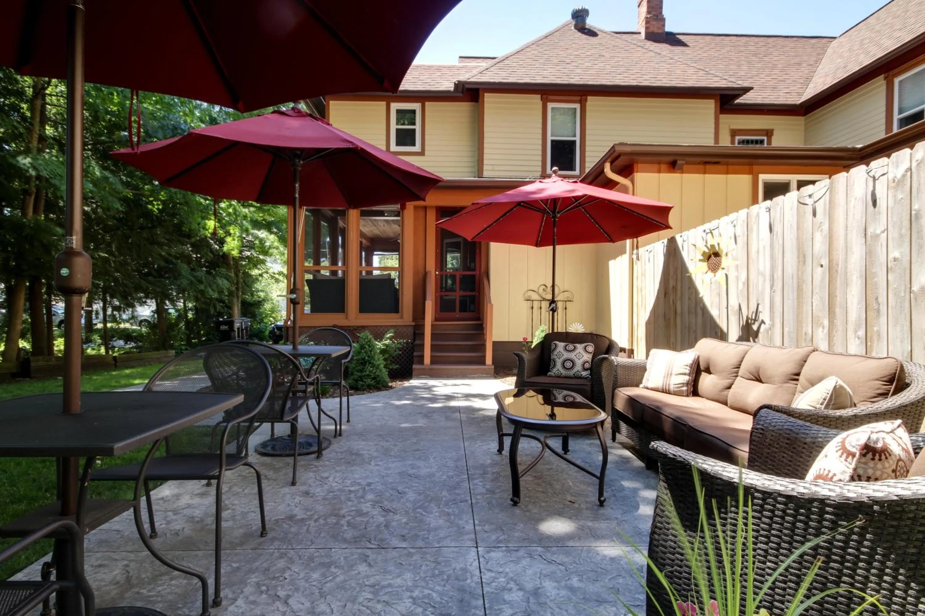 Property building in Twin Oaks Inn