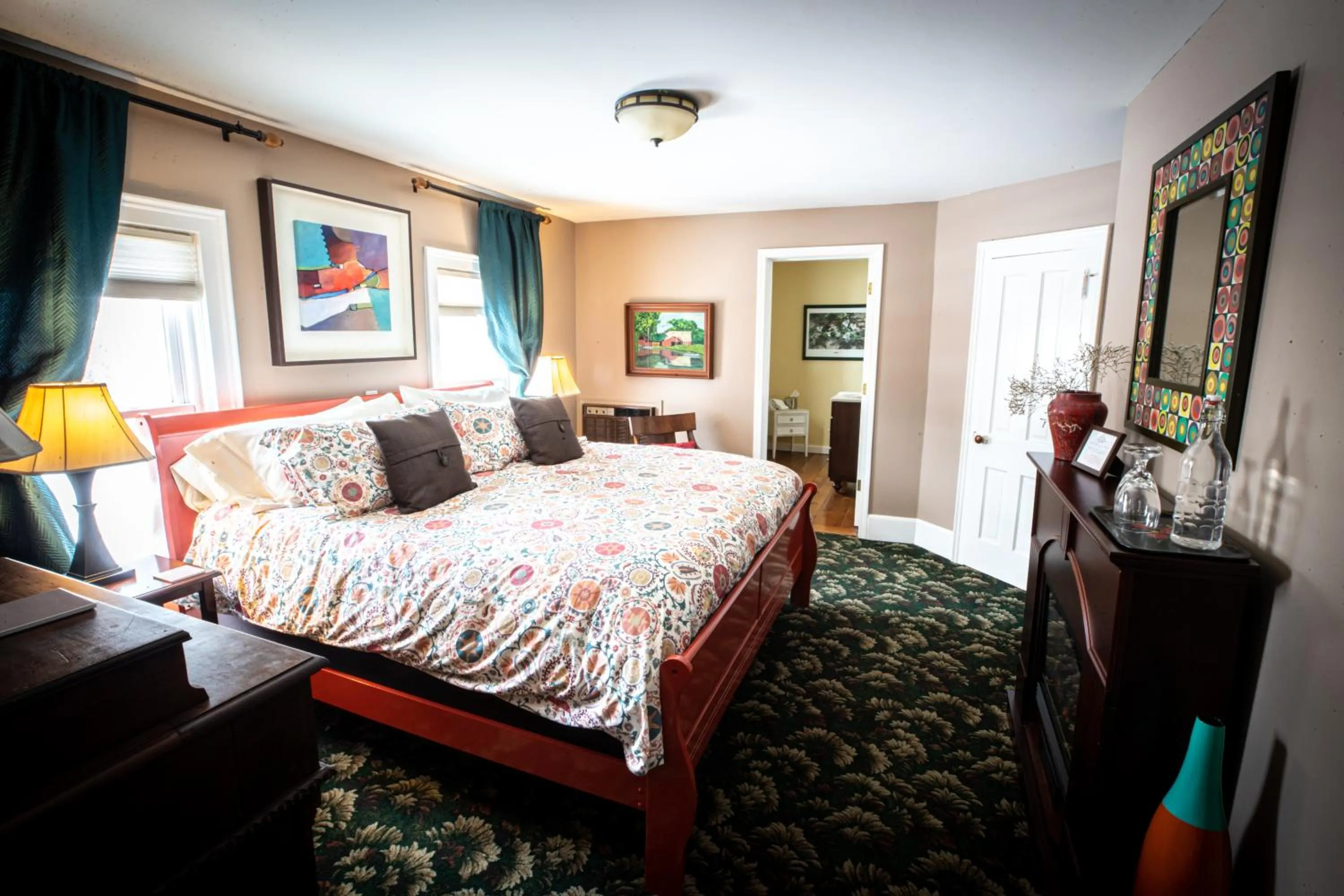 Photo of the whole room, Bed in Twin Oaks Inn