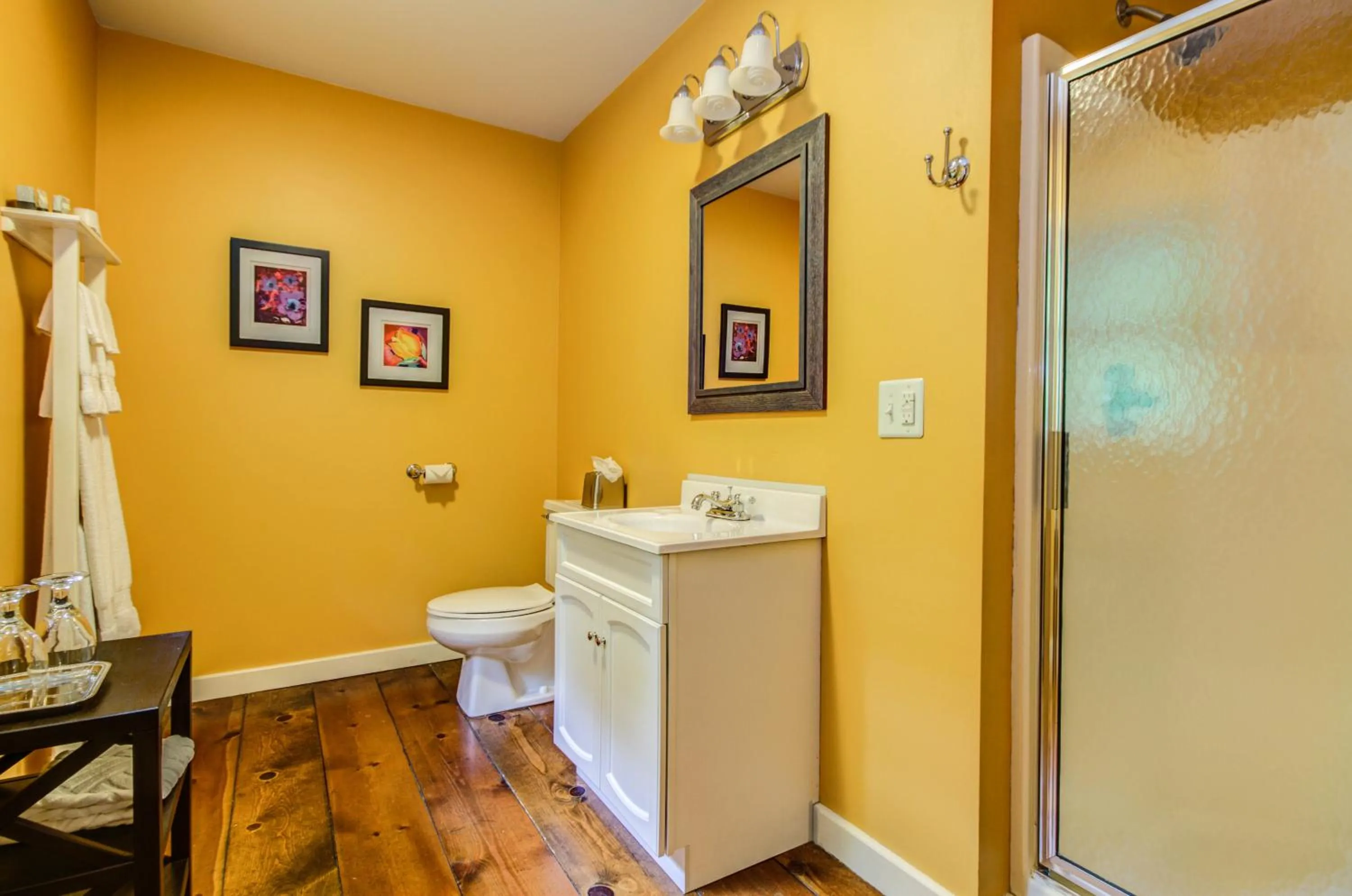Bathroom in Twin Oaks Inn