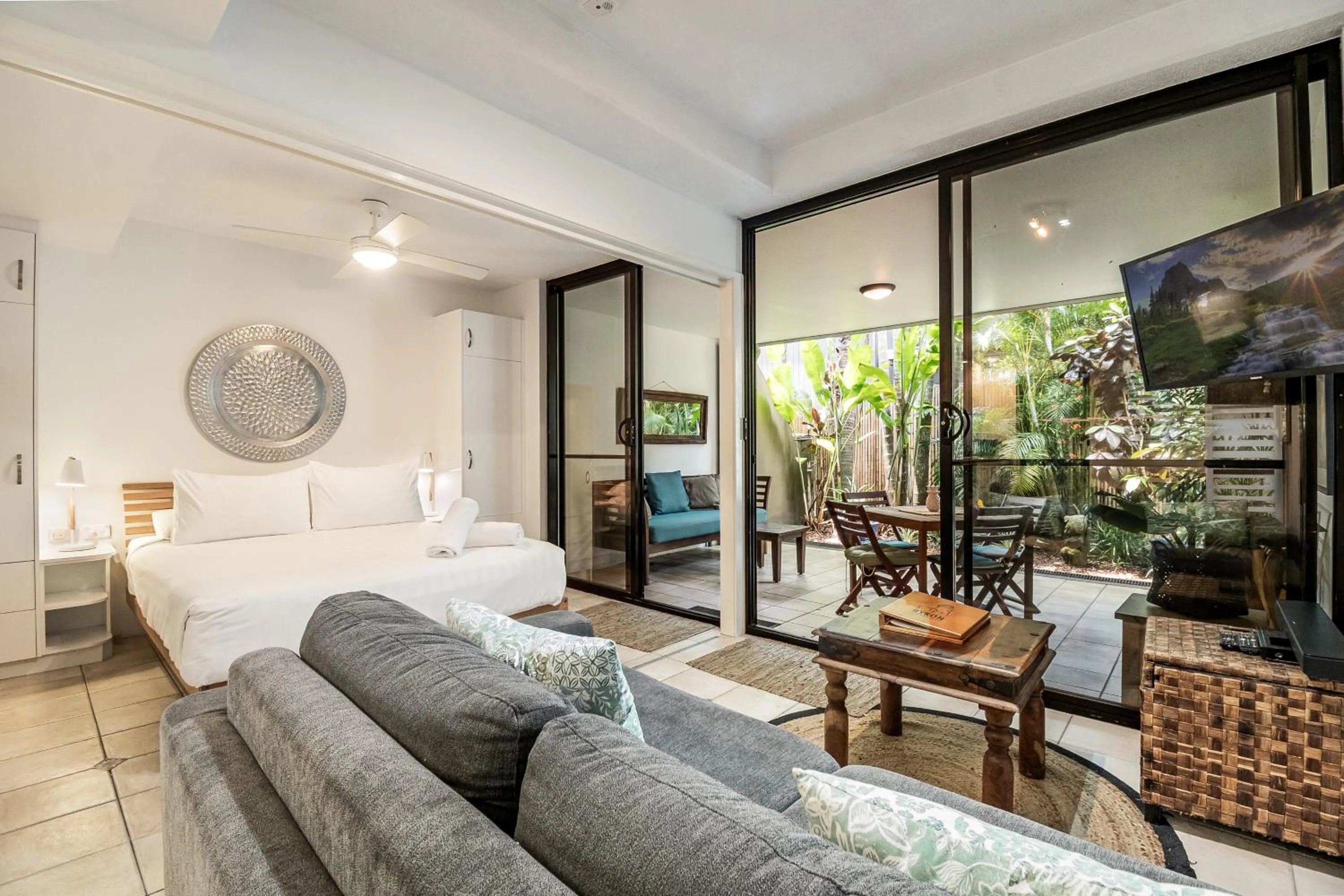 Garden, Bed in Julians Apartments