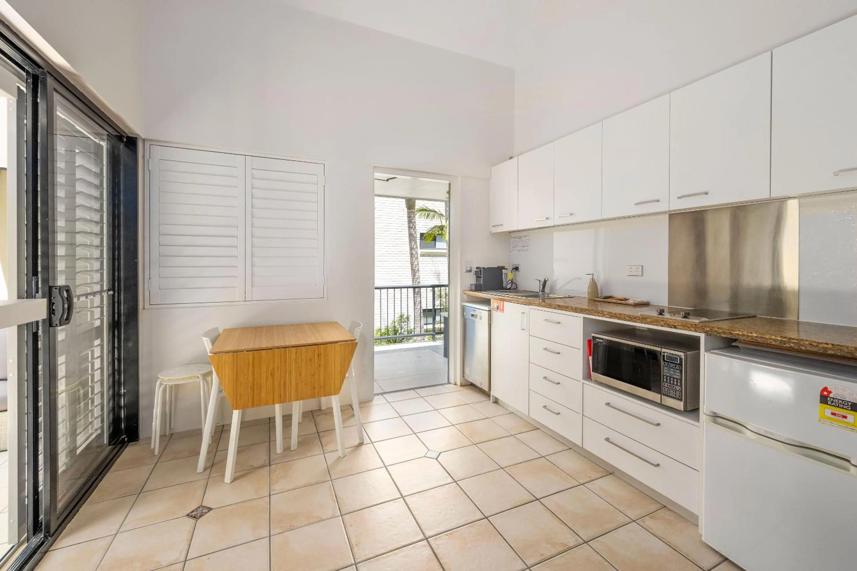 Kitchen or kitchenette in Julians Apartments
