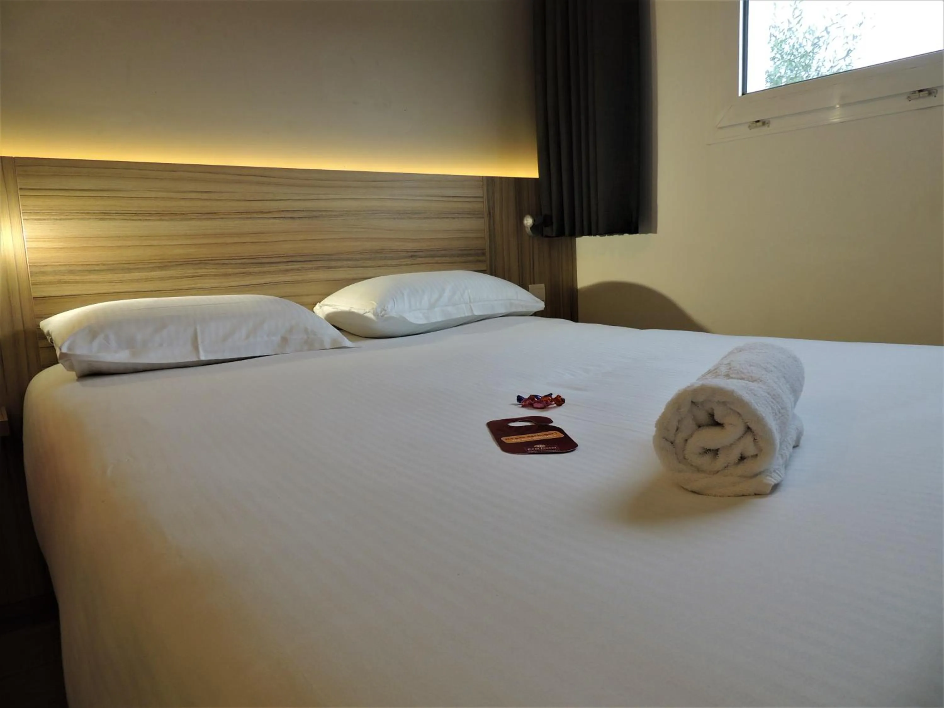 Bedroom, Bed in Best Hotel Bordeaux Sud