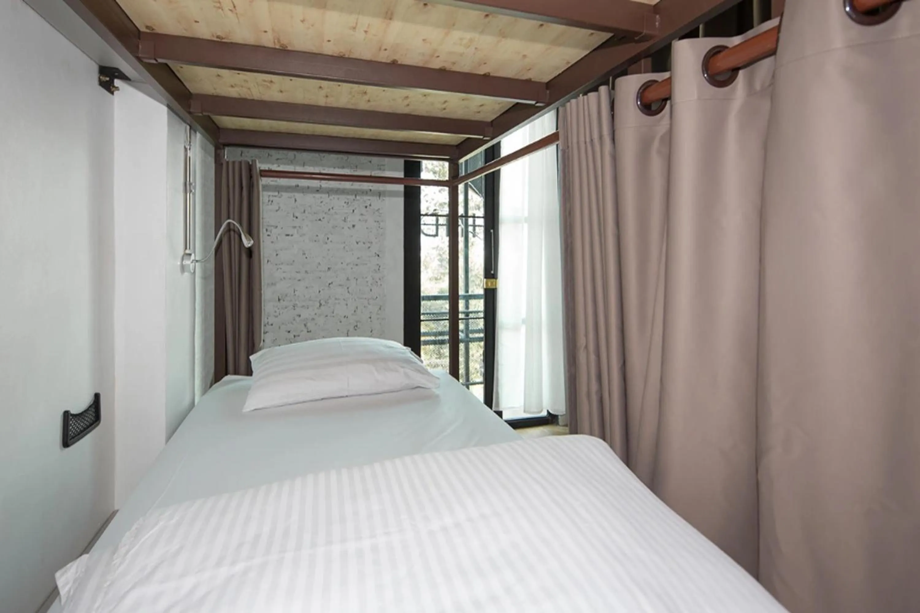 Bed in Yindee Travellers Lodge