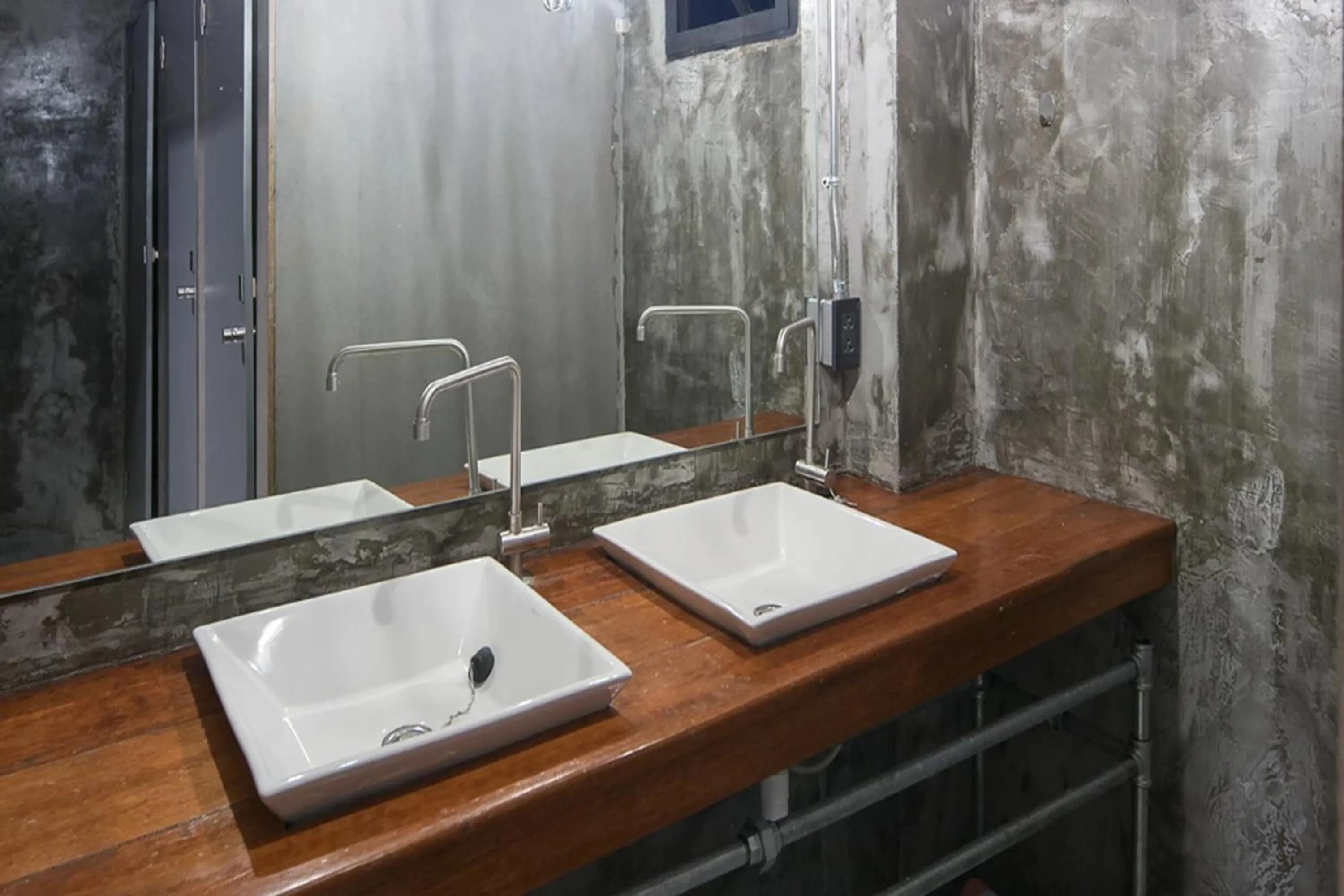 Bathroom in Yindee Travellers Lodge