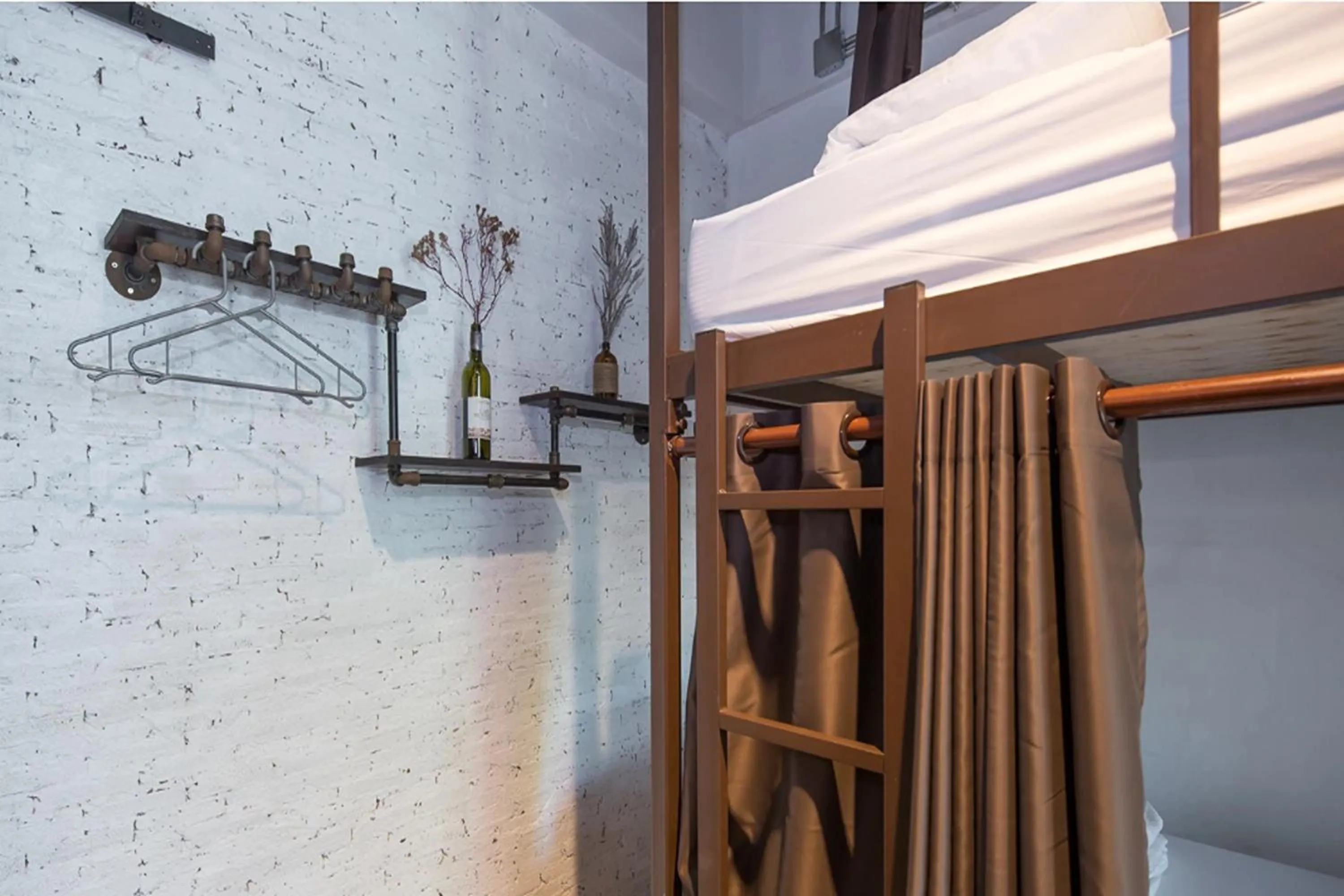 wardrobe in Yindee Travellers Lodge