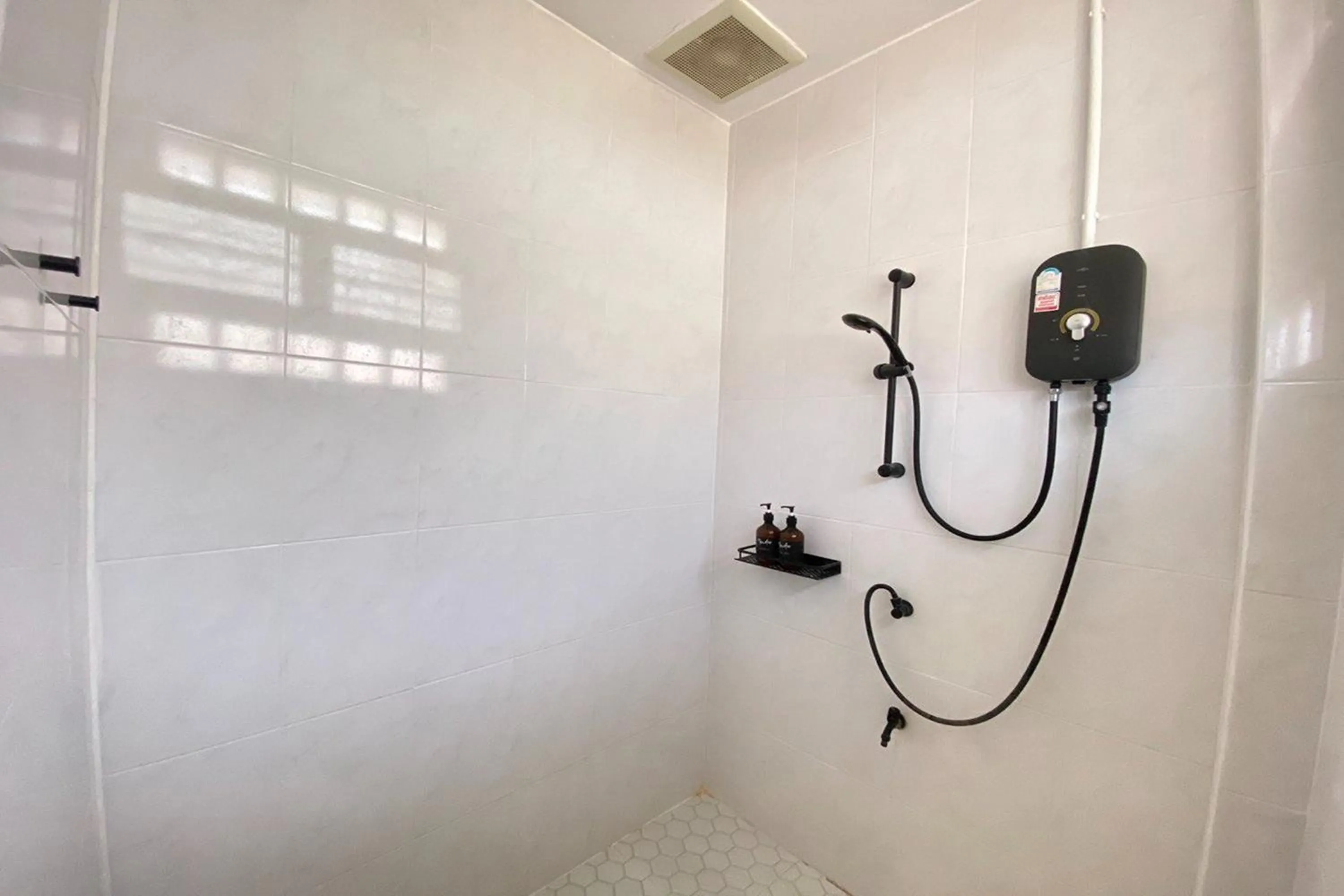 Bathroom in Yindee Travellers Lodge