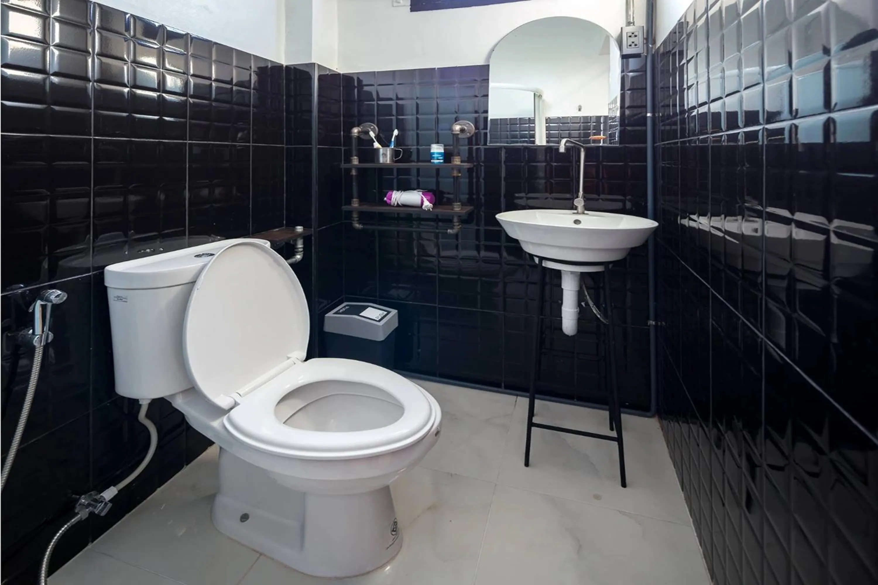 Toilet in Yindee Travellers Lodge