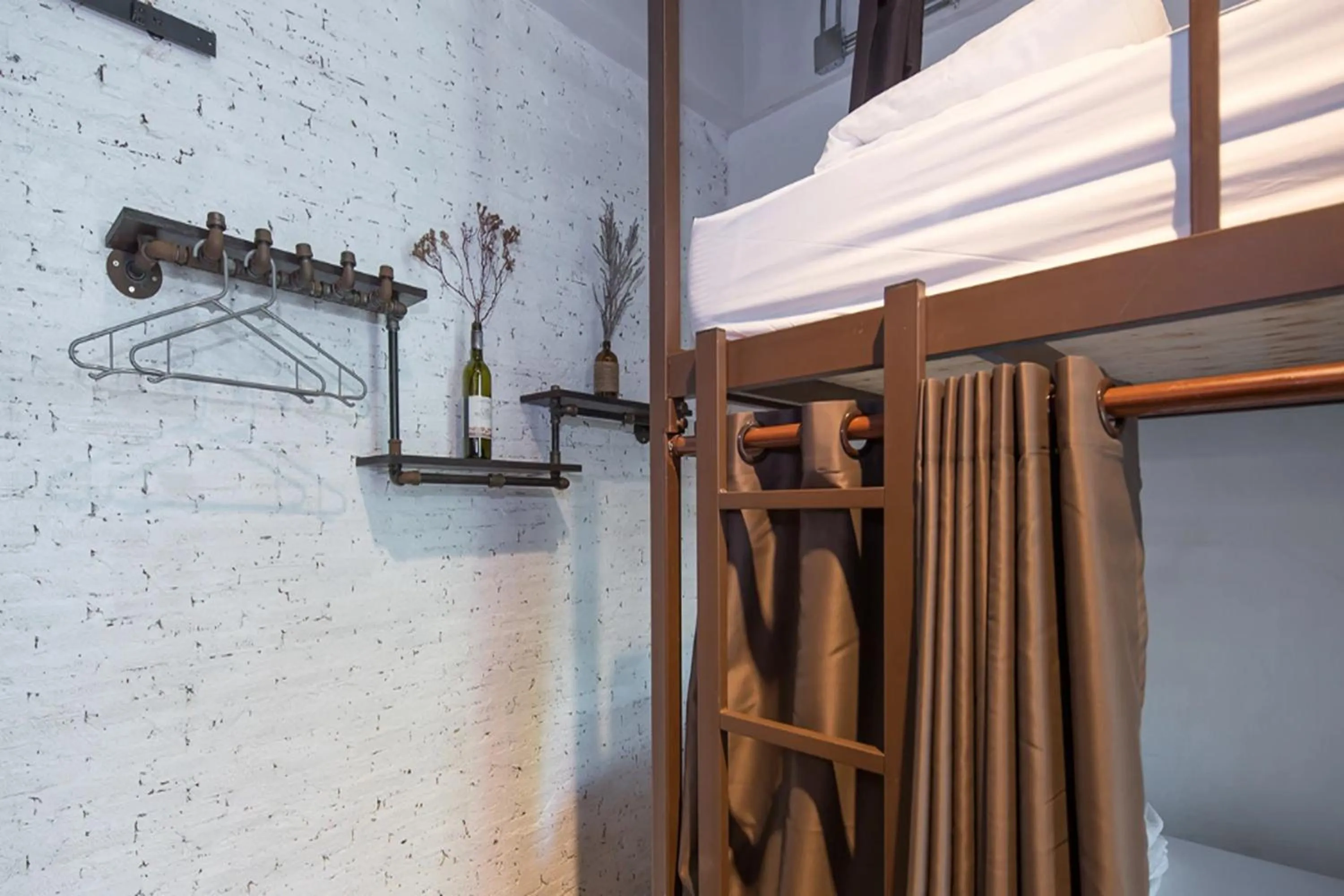 wardrobe in Yindee Travellers Lodge