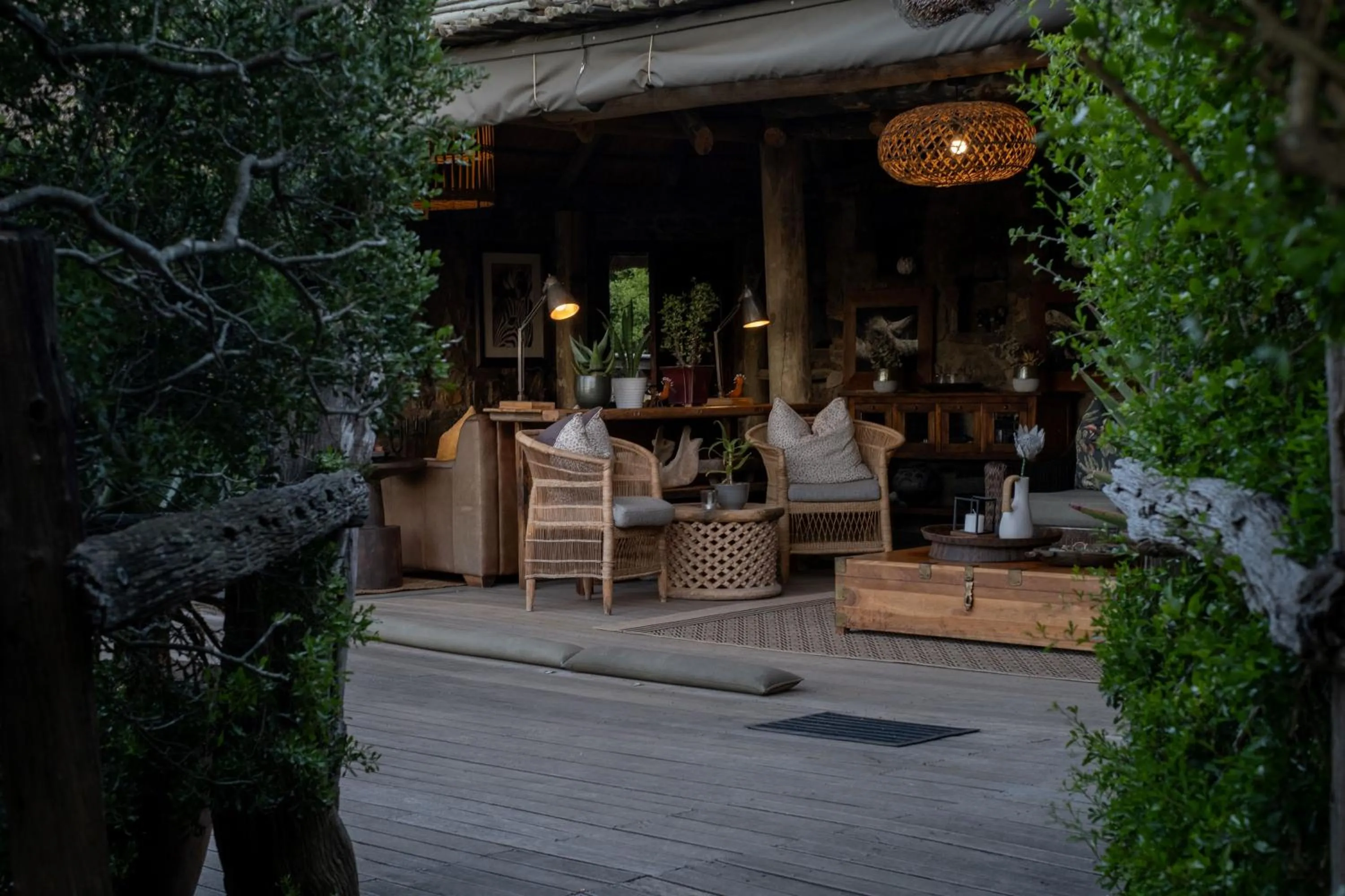 Facade/entrance in HillsNek Safari Camp – Amakhala Game Reserve