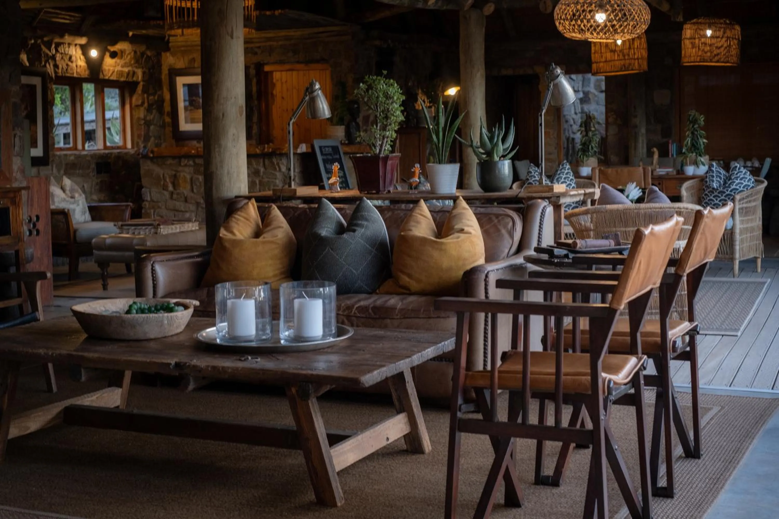 Lounge or bar in HillsNek Safari Camp – Amakhala Game Reserve