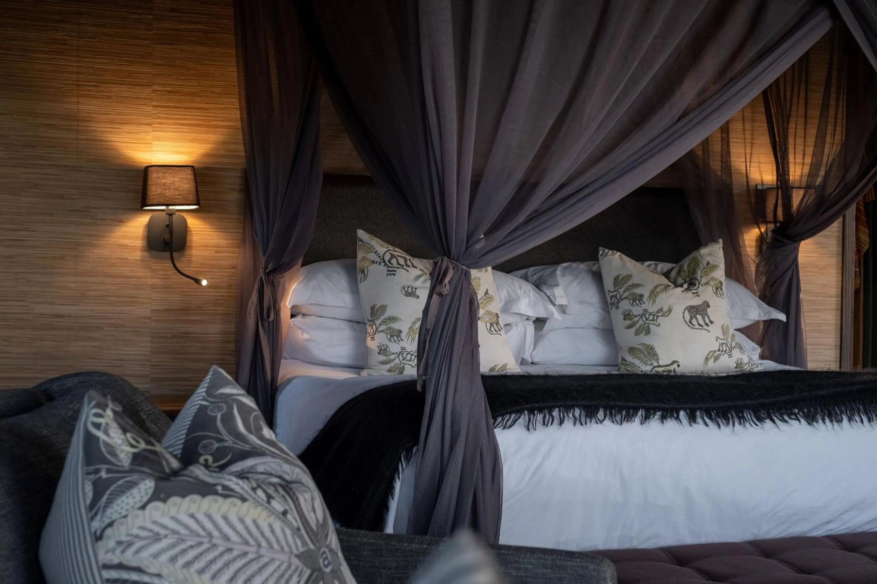 Bedroom, Bed in HillsNek Safari Camp – Amakhala Game Reserve