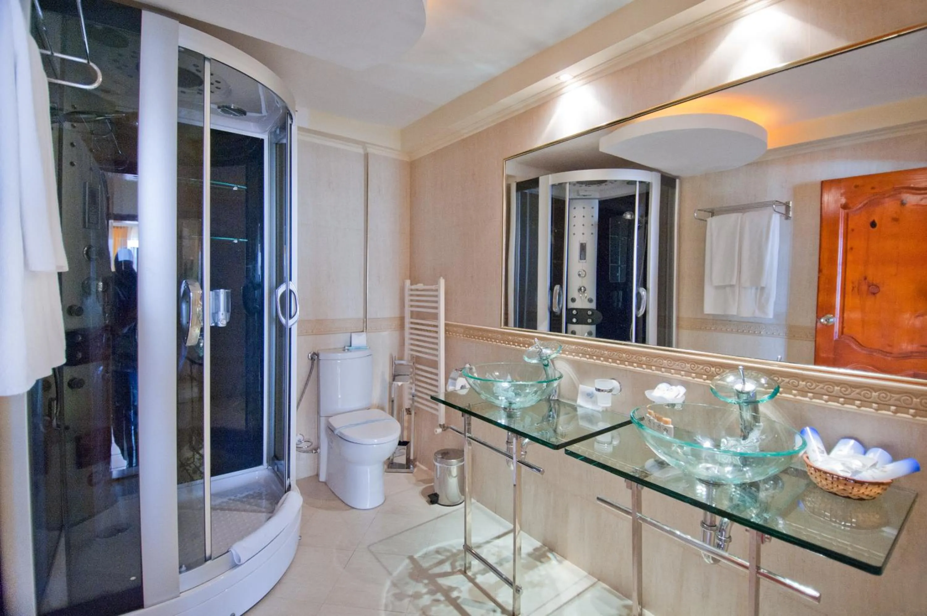 Shower in Hotel Villa List