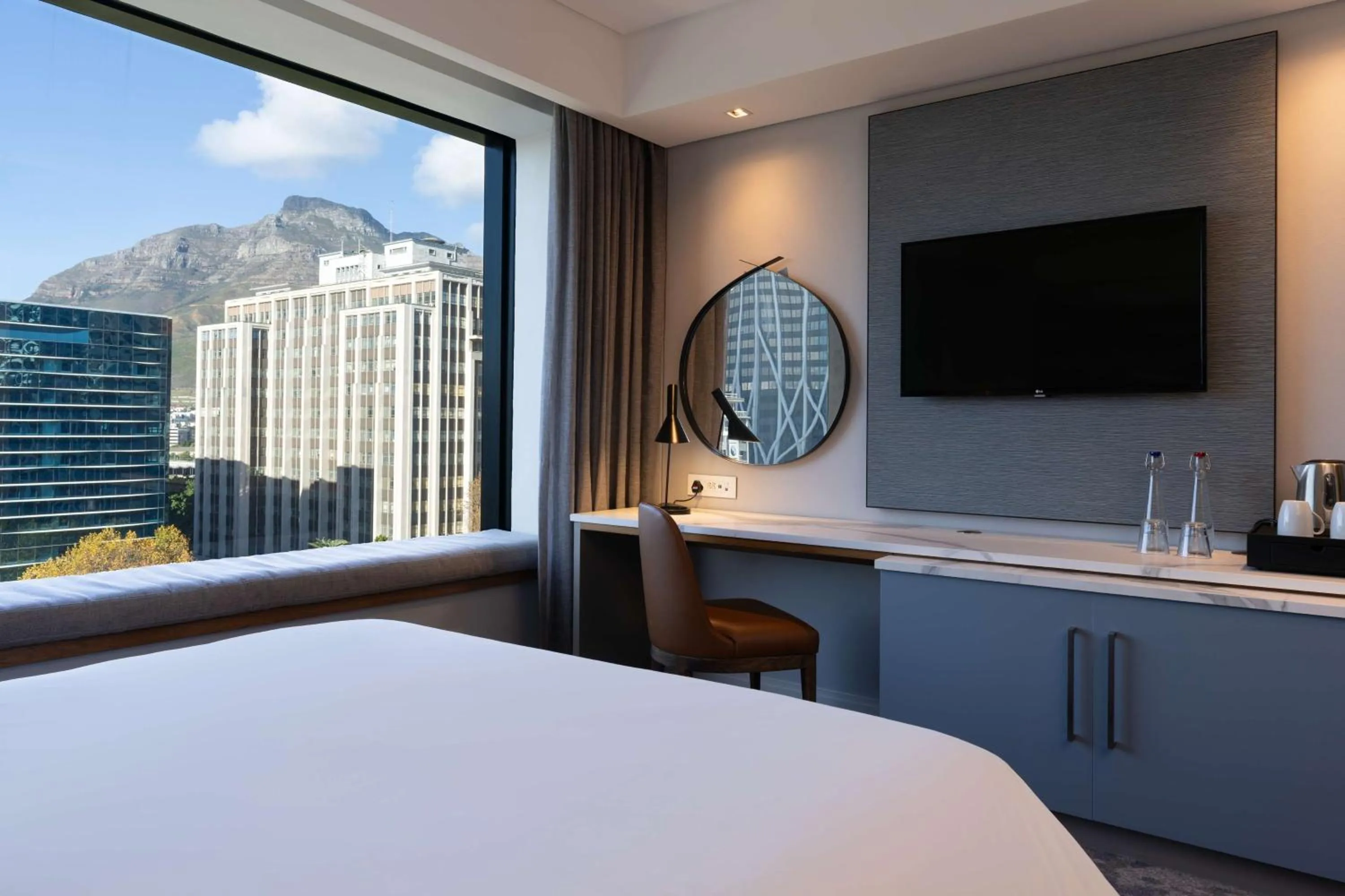 Bedroom, Bed in Radisson Hotel Cape Town Foreshore