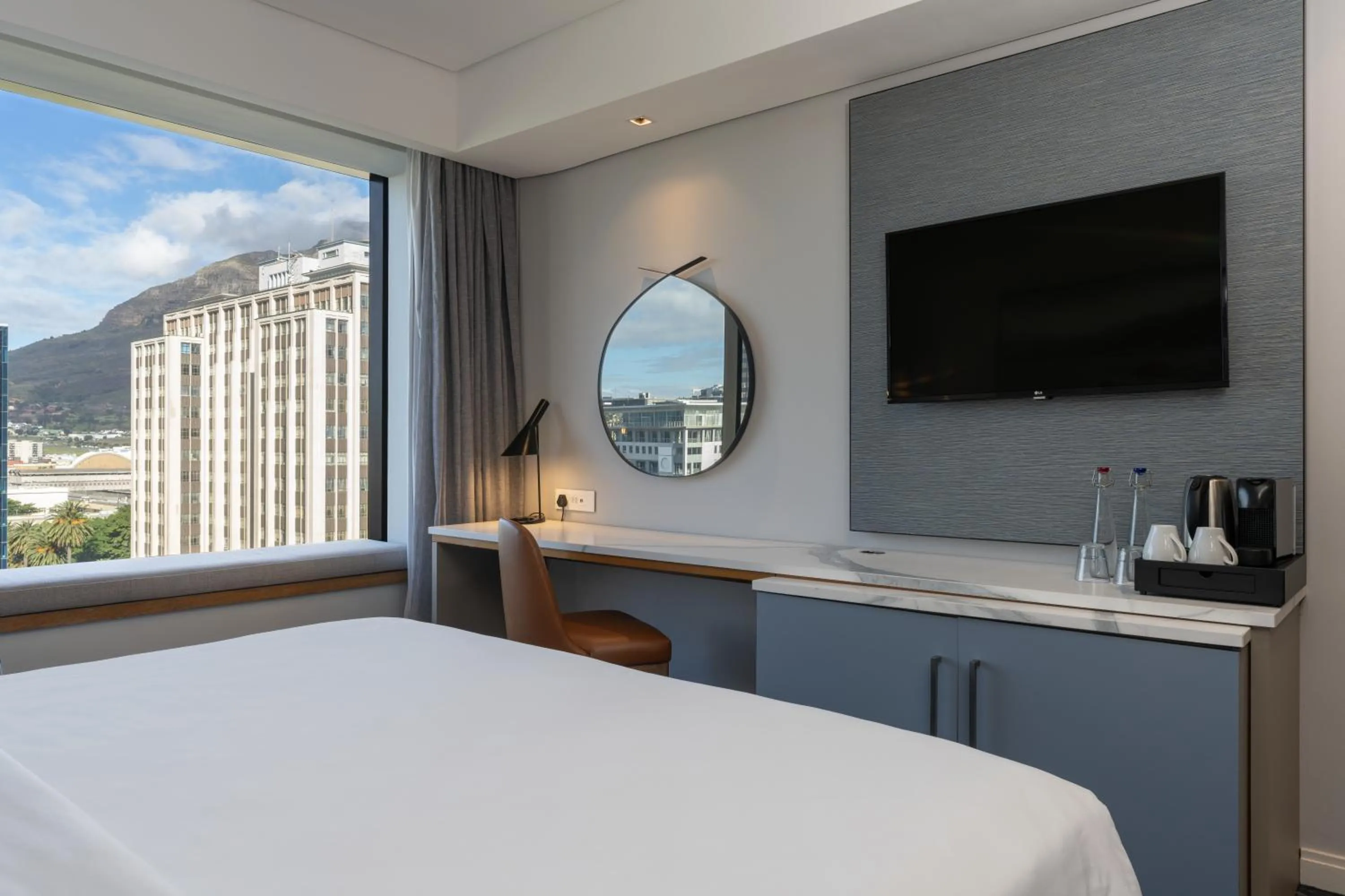 Bedroom, Bed in Radisson Hotel Cape Town Foreshore