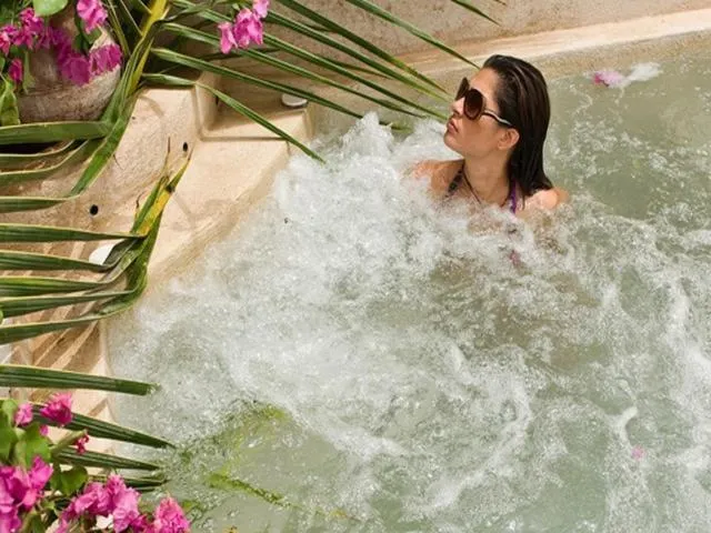 People in La Maison Abaka