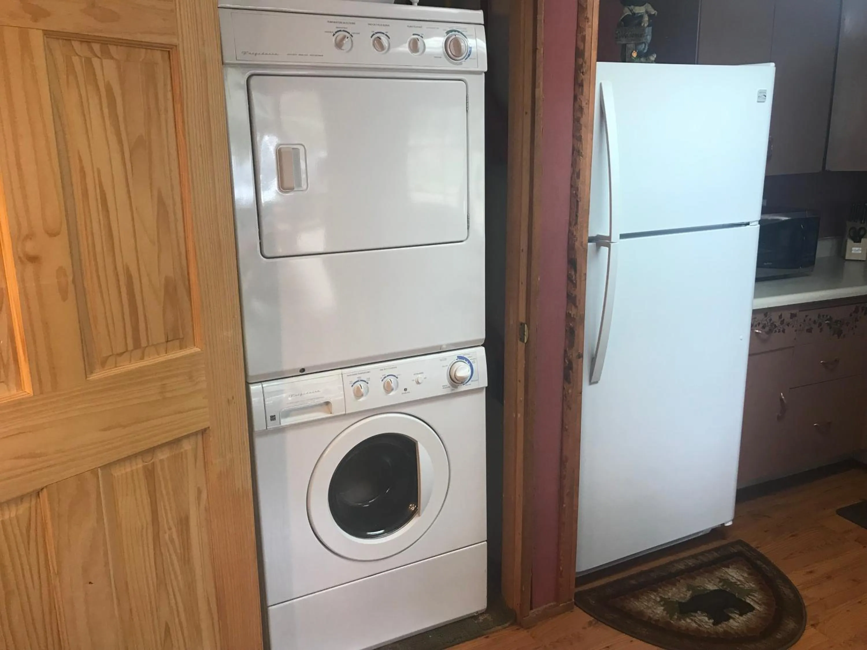 washing machine in Gonzales Cozy Little Bear Cabin