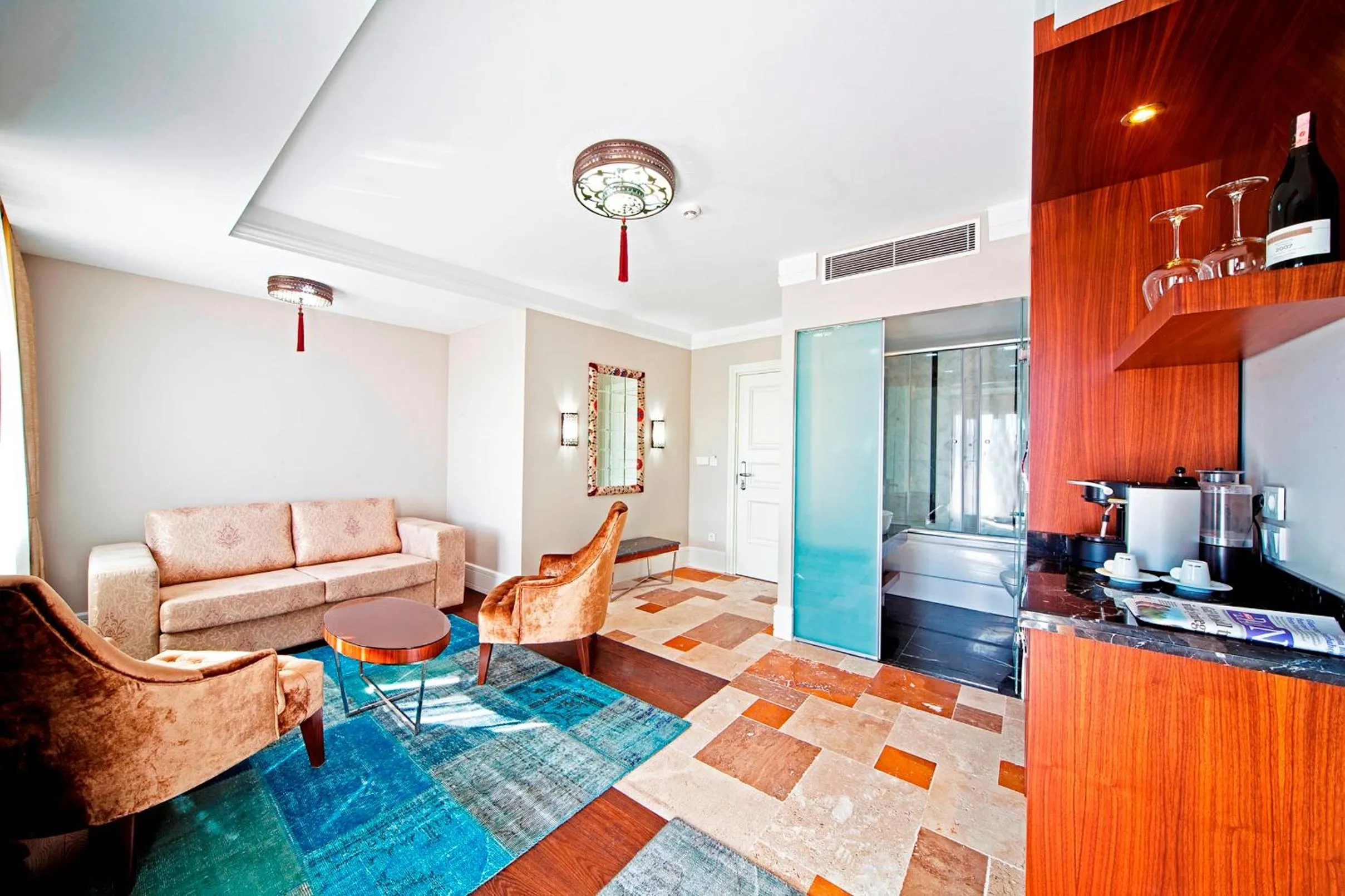 Coffee/tea facilities in Azade Suites