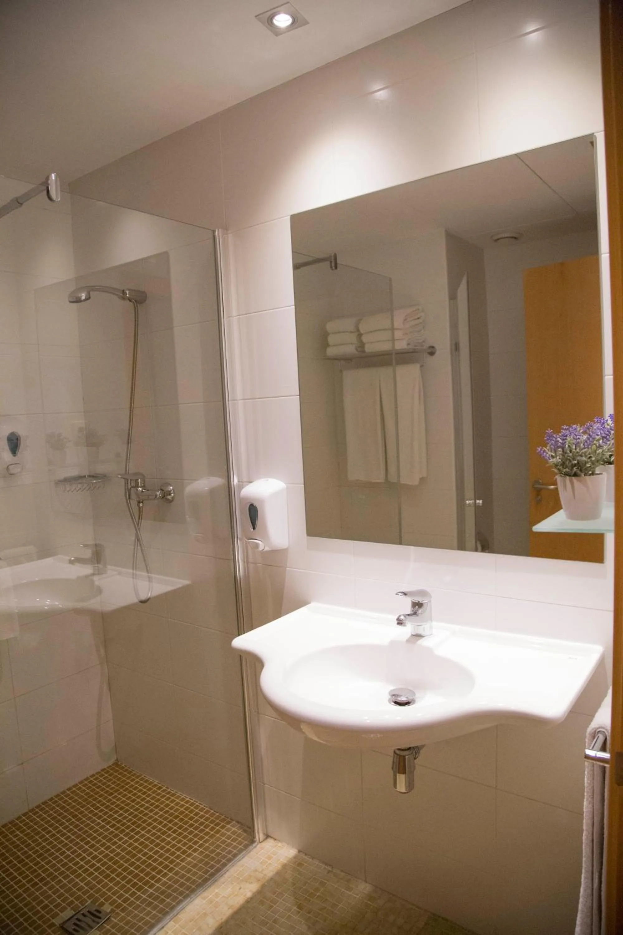 Bathroom in Apartamentos Aura Park Fira BCN
