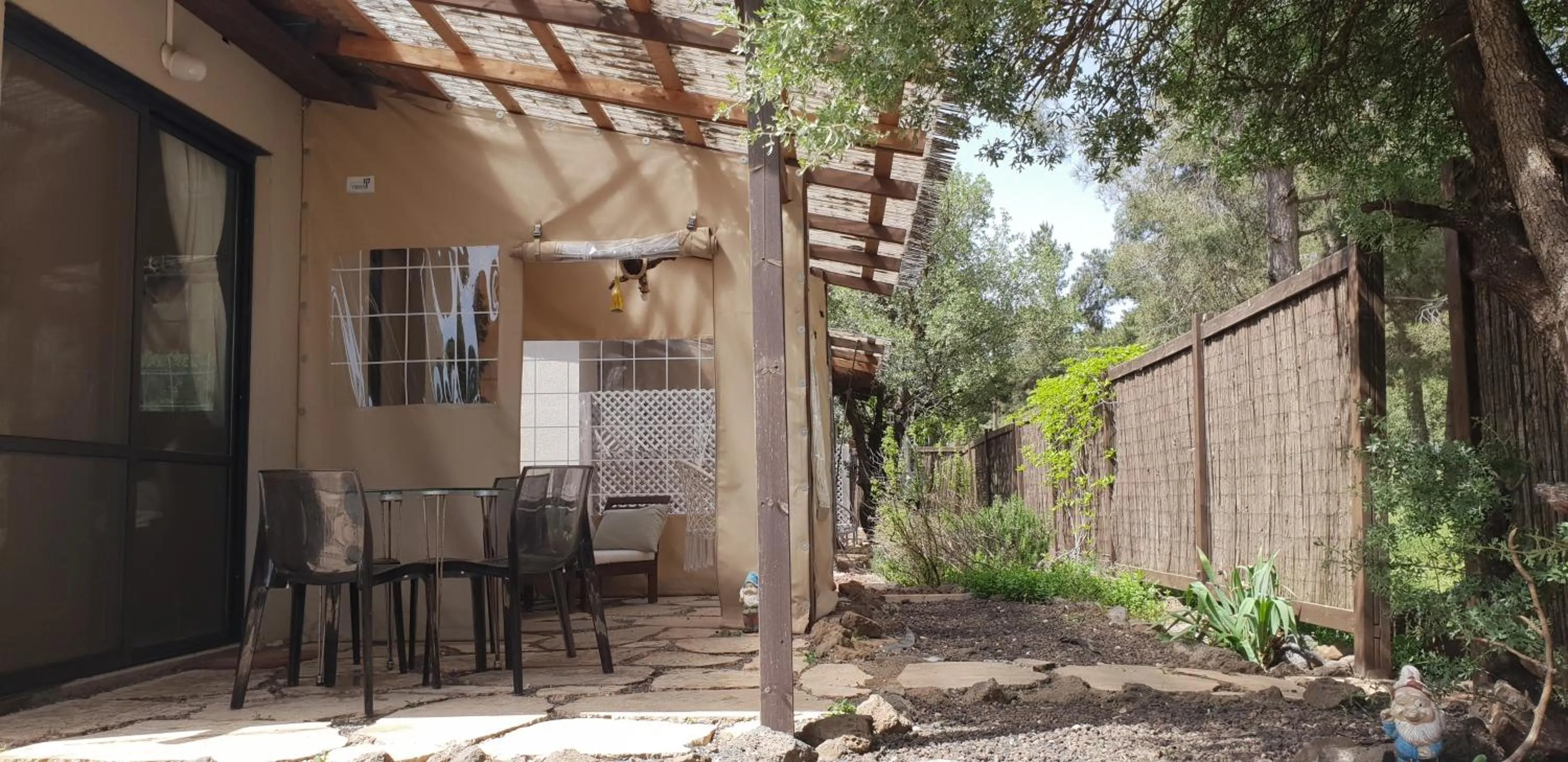 Patio in Gate Away B&B Units - המקום באל רום