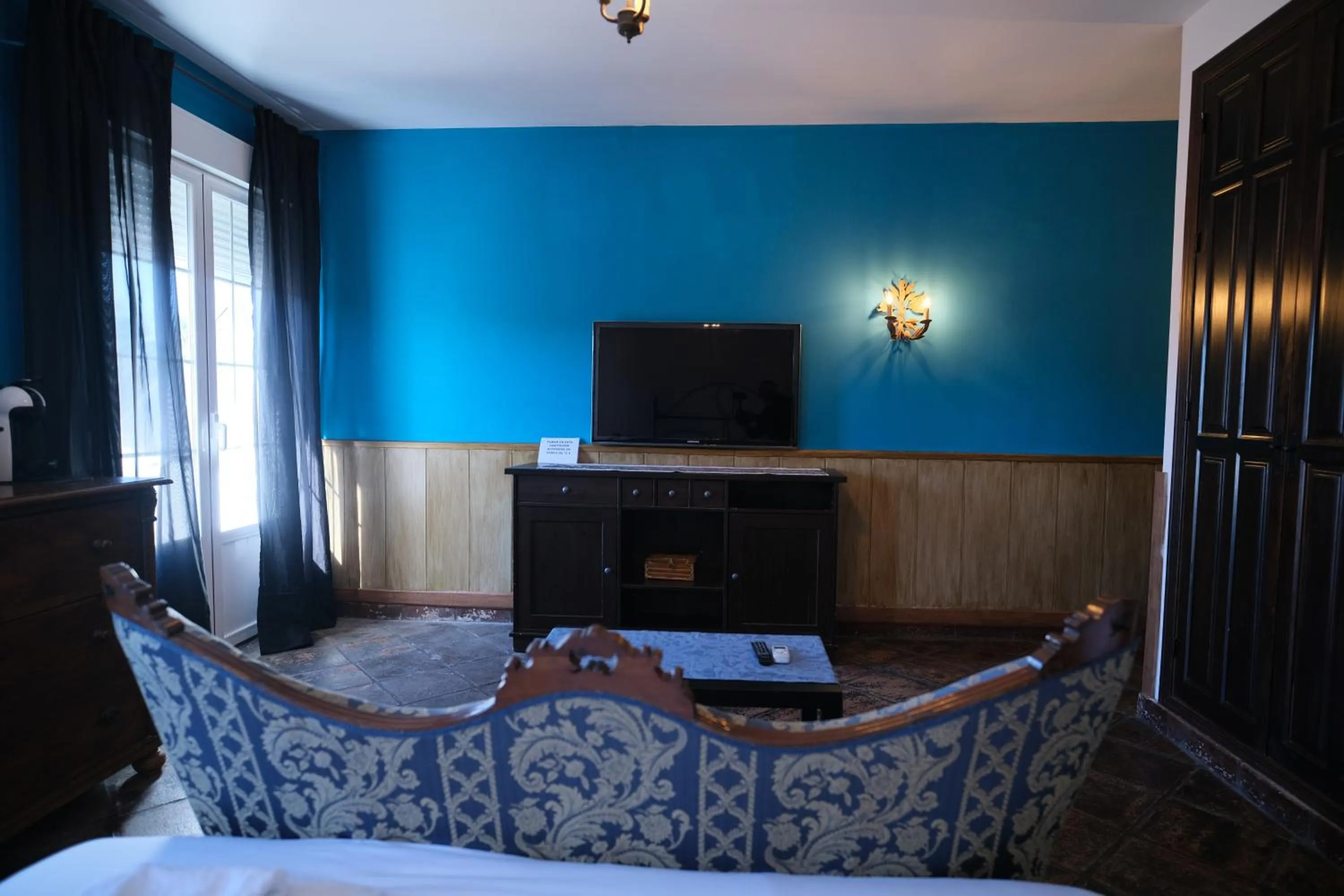 TV and multimedia, Bed in Hotel Rural La Pedriza Original