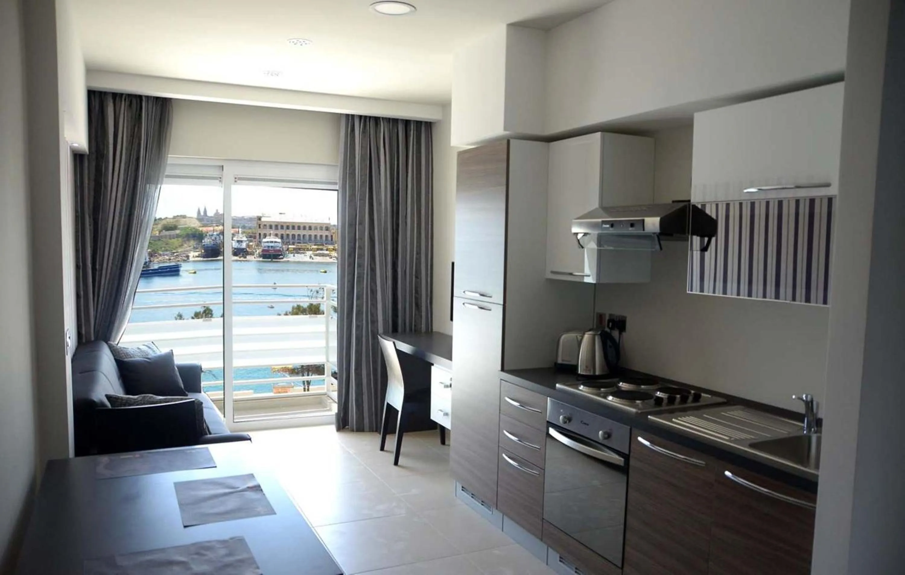 Kitchen or kitchenette, Kitchen/Kitchenette in Pebbles Boutique Aparthotel