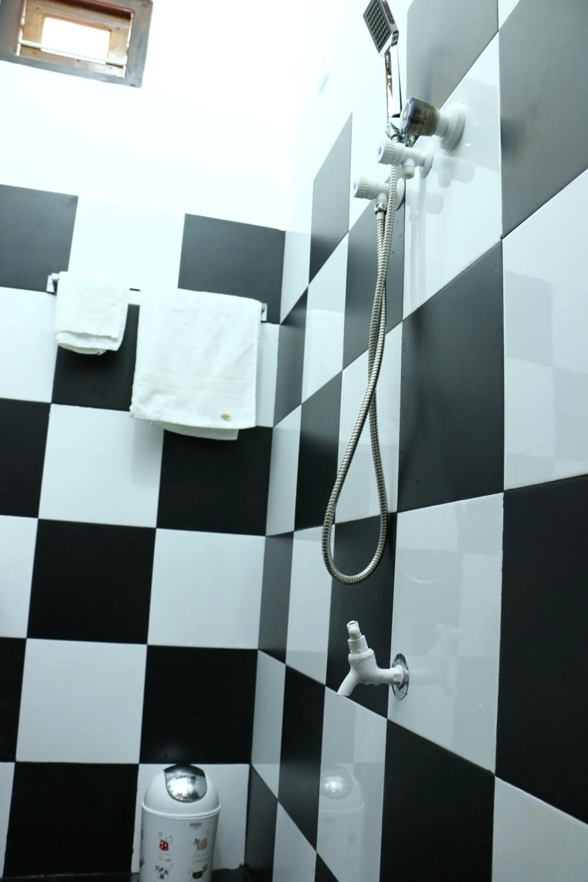 Shower in Thisha Hotel & Restaurant