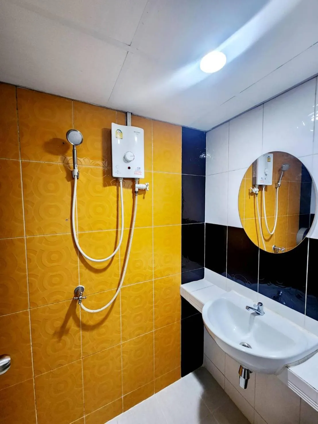 Shower in Happio Near Chabad House