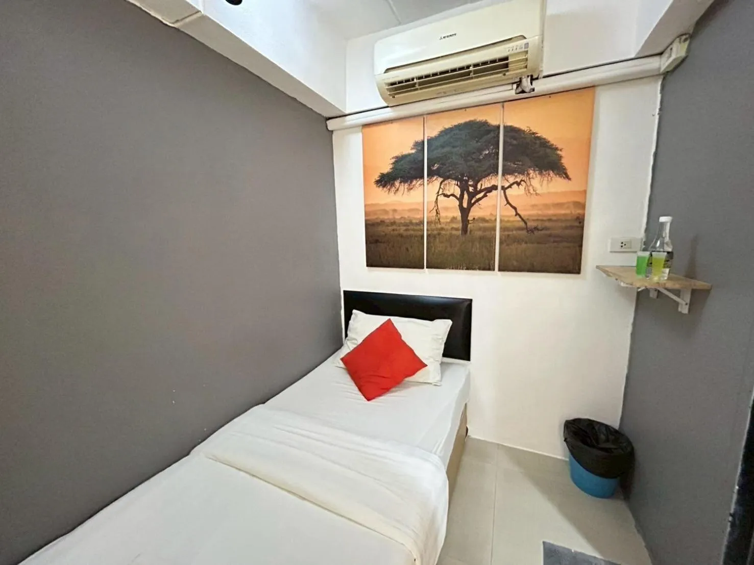 Bed in Happio Near Chabad House