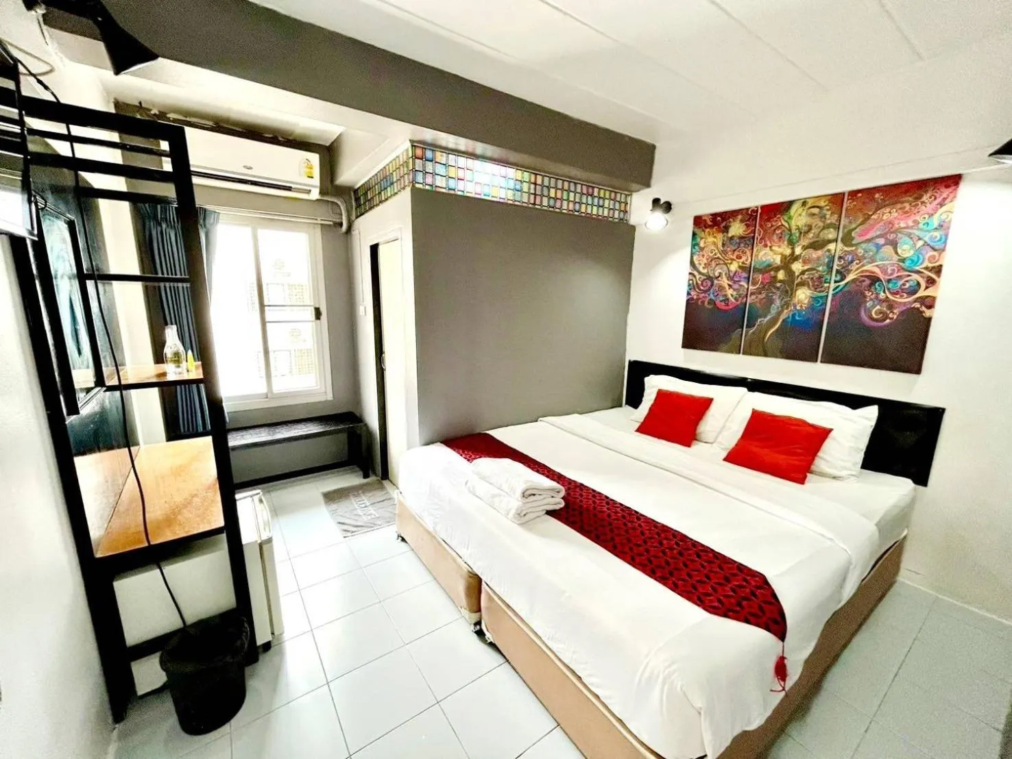 Bed in Happio Near Chabad House