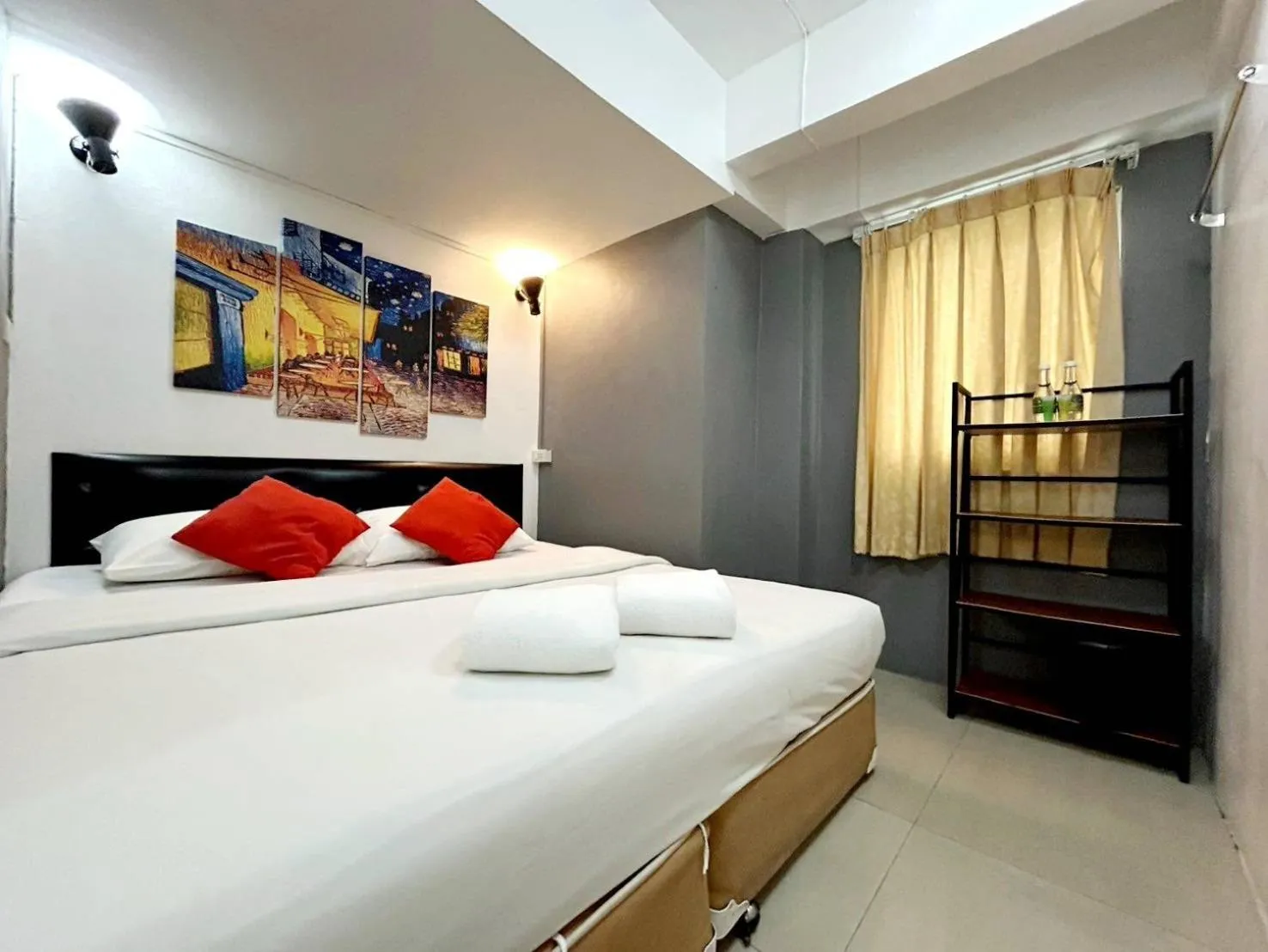 Bed in Happio Near Chabad House