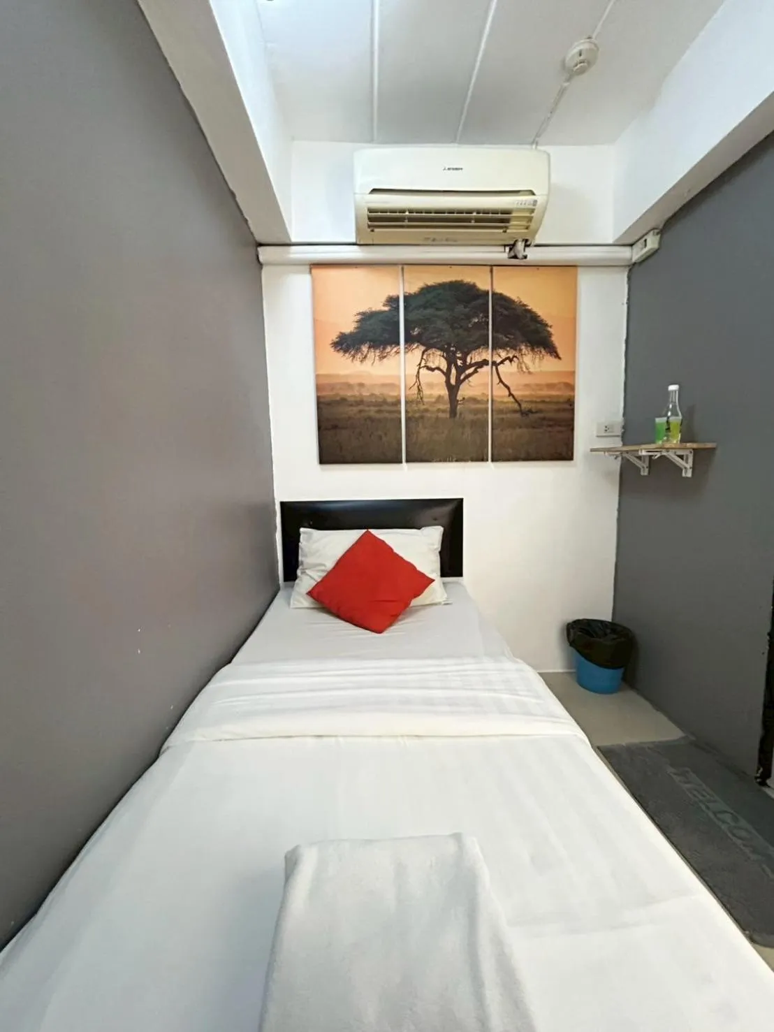 Bed in Happio Near Chabad House