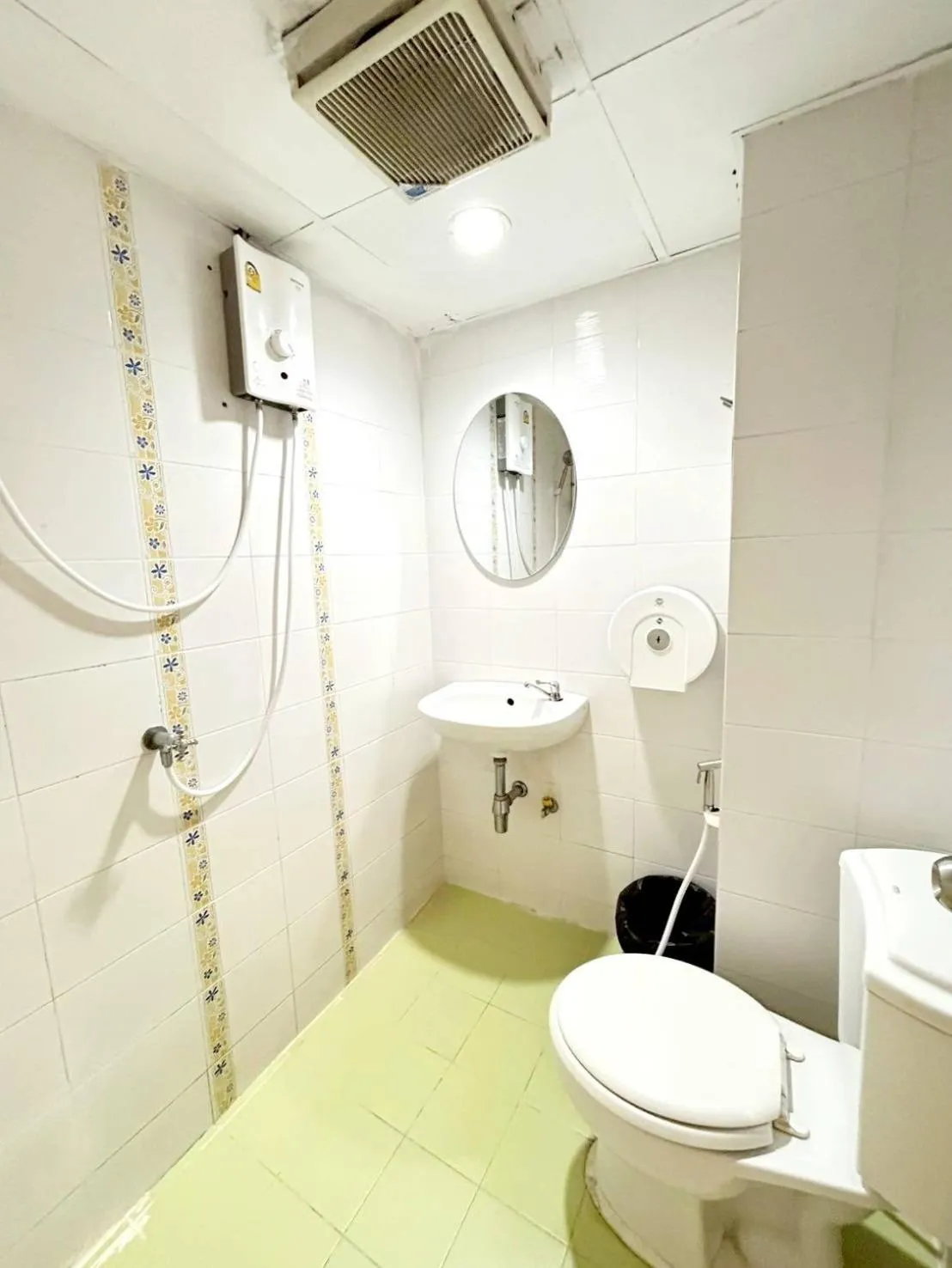 Shower in Happio Near Chabad House