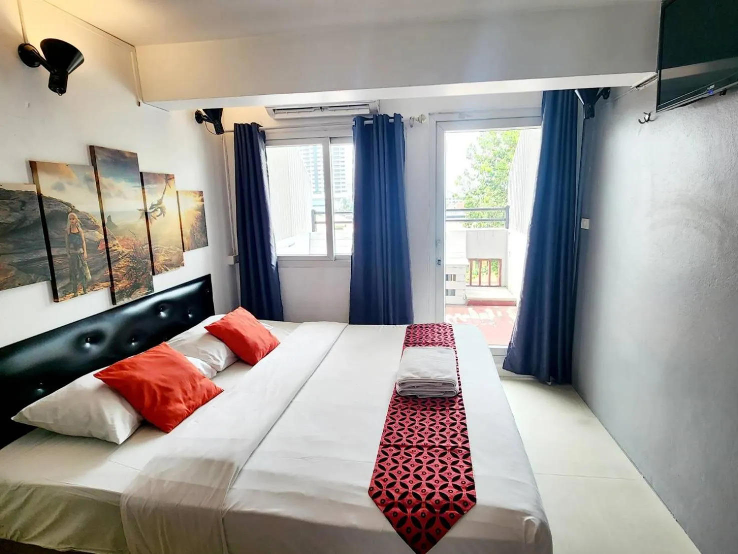 Bed in Happio Near Chabad House