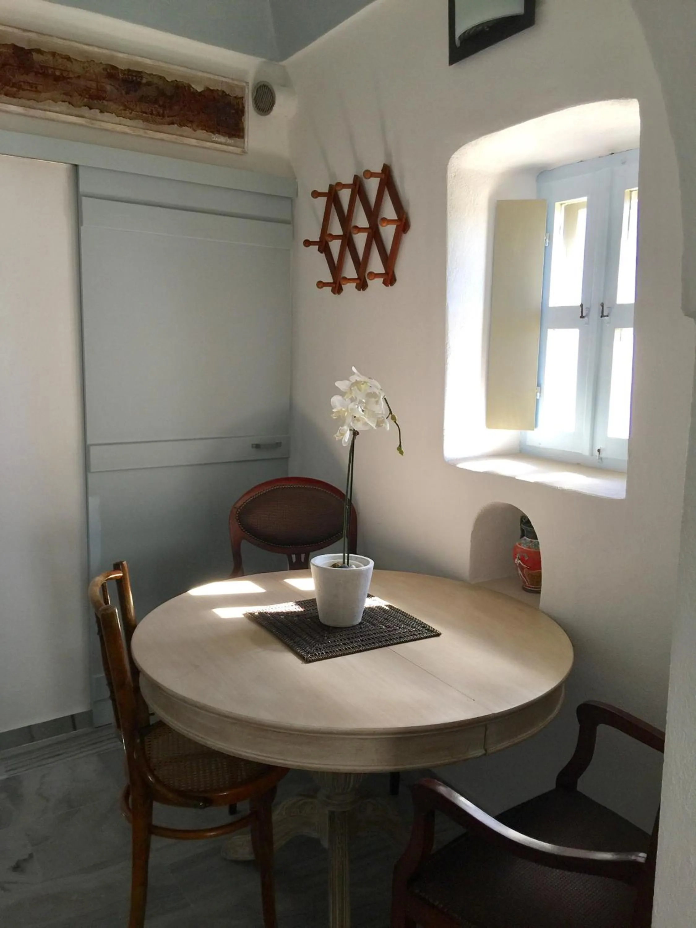 Dining area in Timedrops Santorini Villas