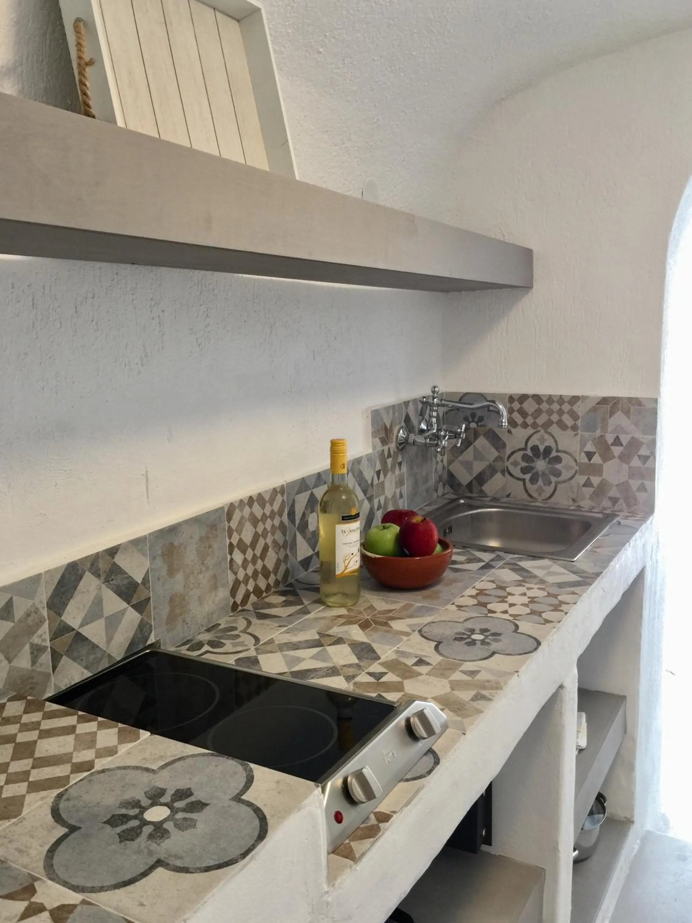 Kitchen or kitchenette in Timedrops Santorini Villas