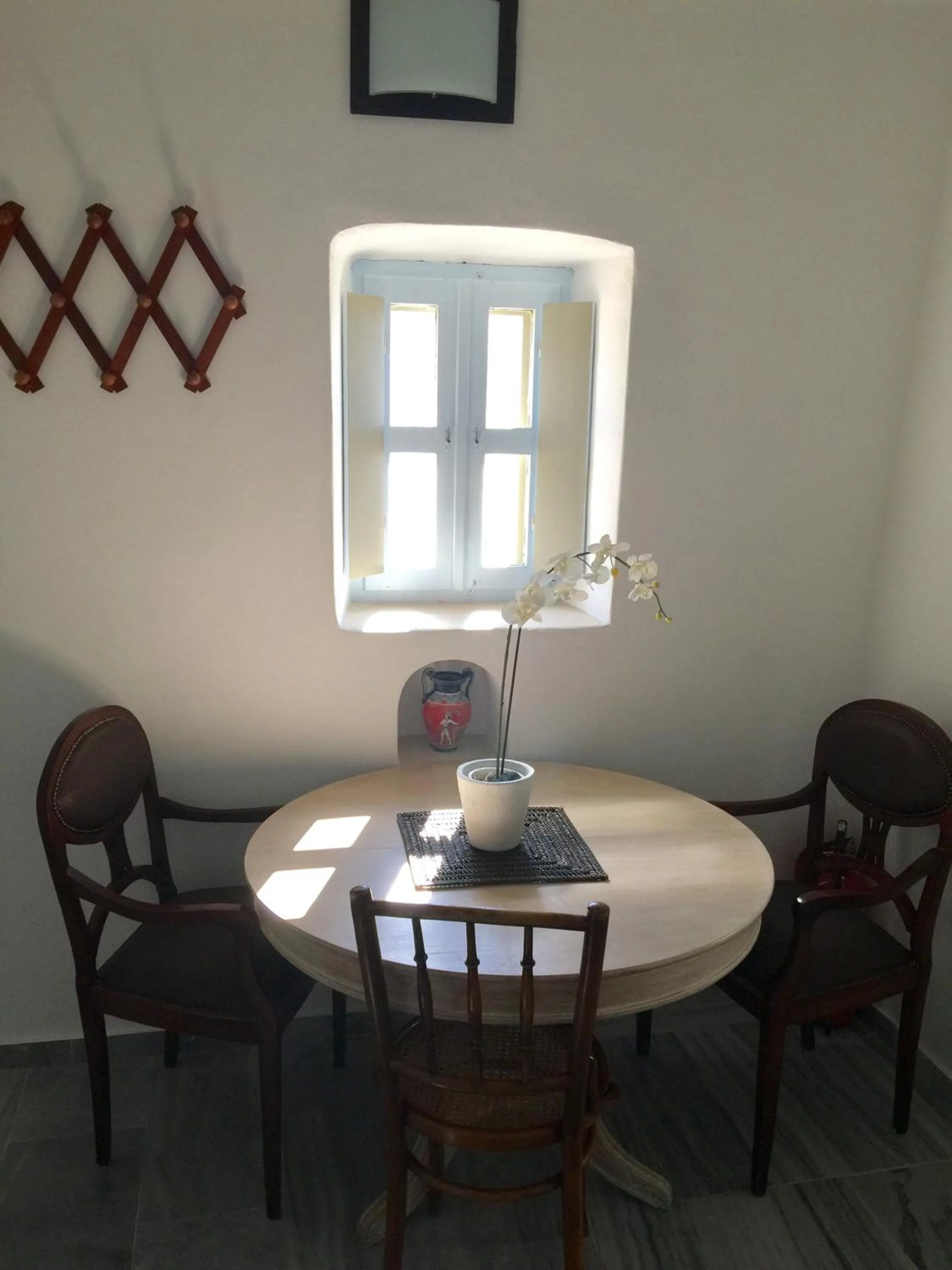 Dining area in Timedrops Santorini Villas