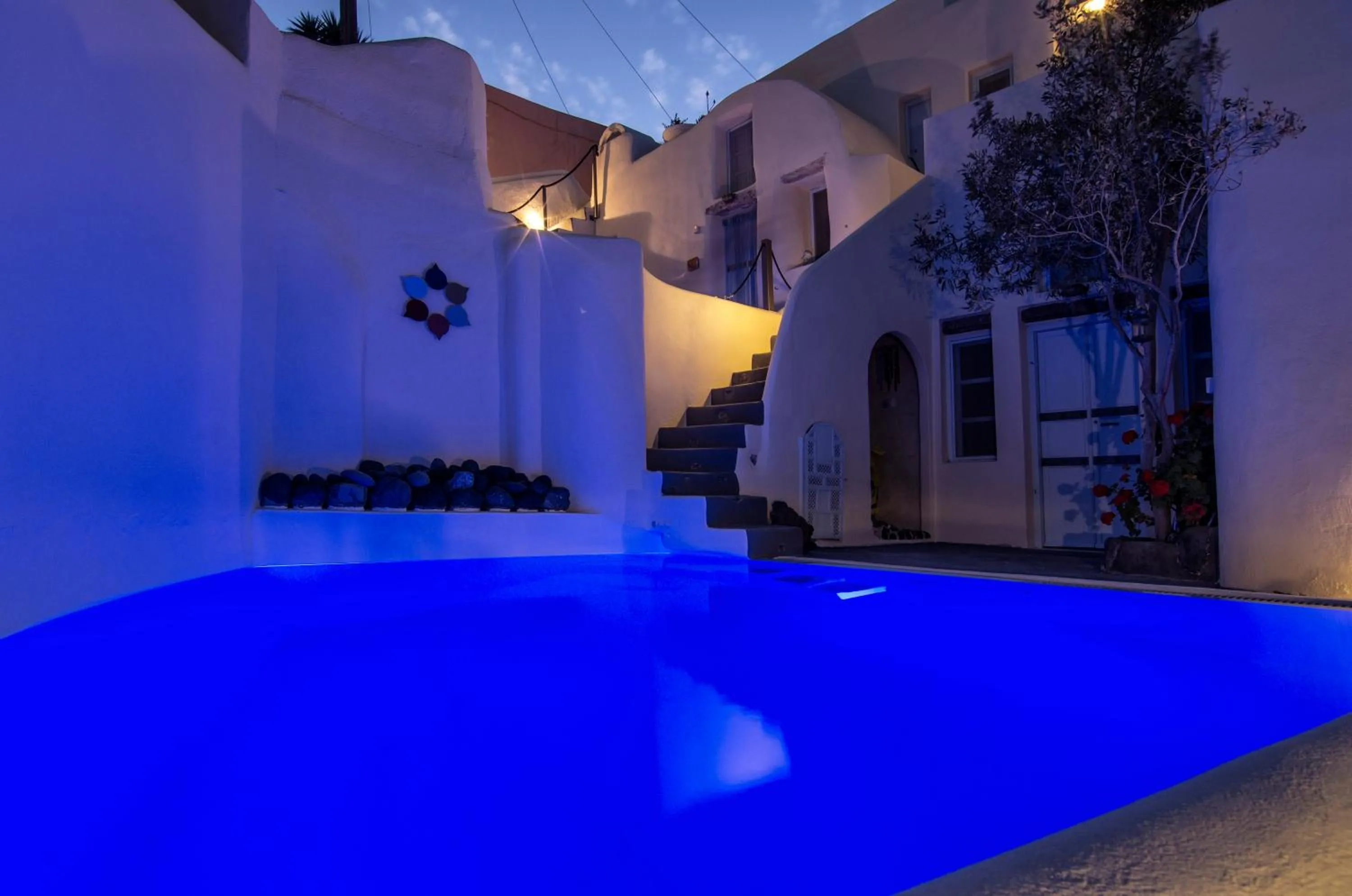 Swimming pool in Timedrops Santorini Villas