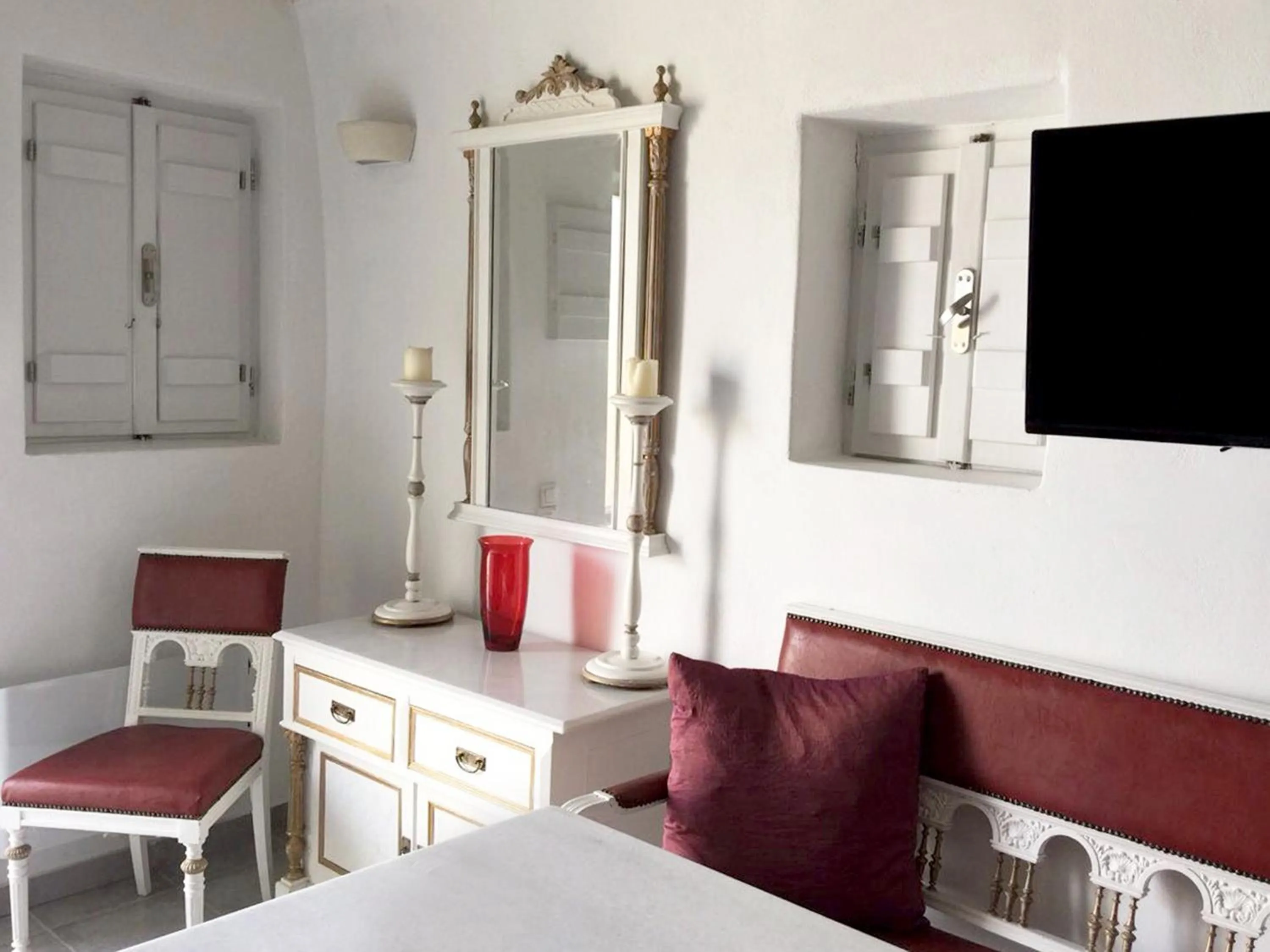 Decorative detail in Timedrops Santorini Villas