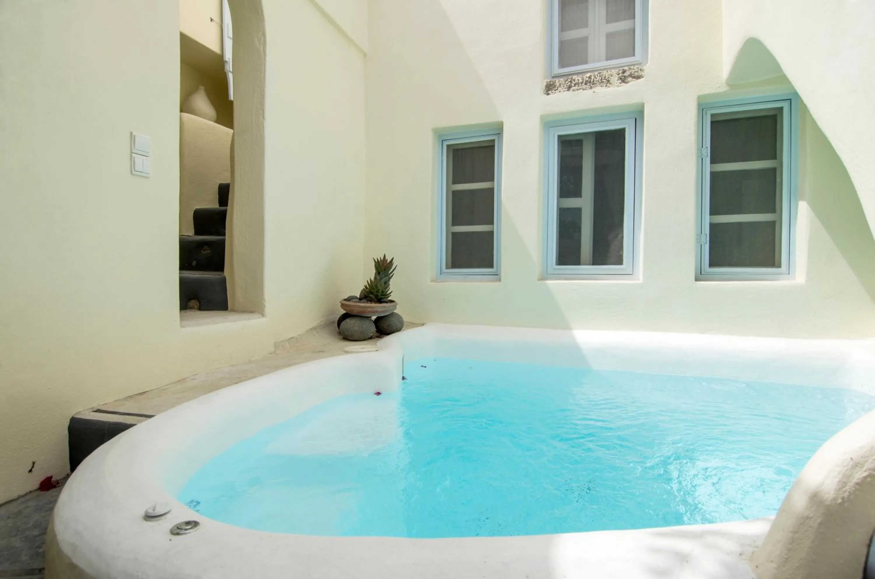 Swimming pool in Timedrops Santorini Villas