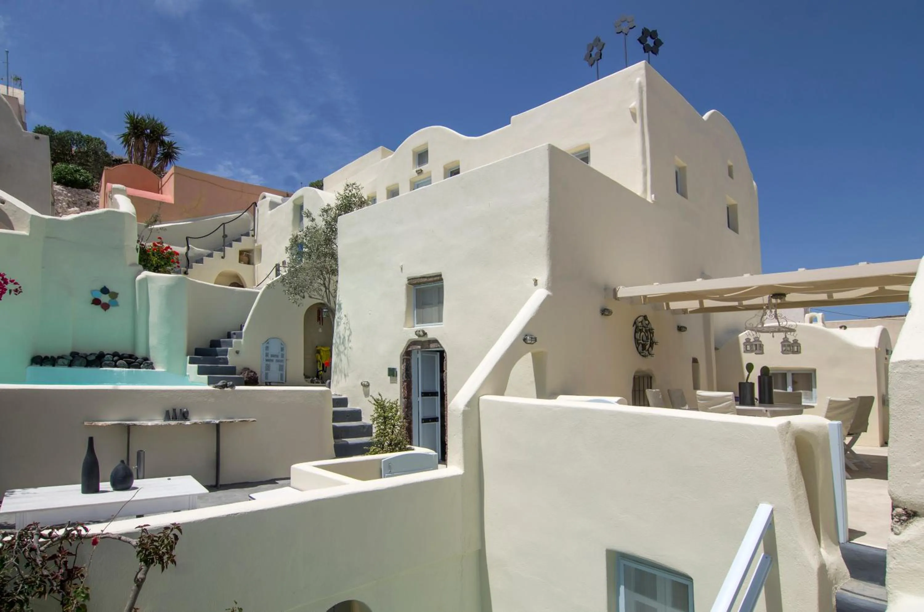 Facade/entrance in Timedrops Santorini Villas